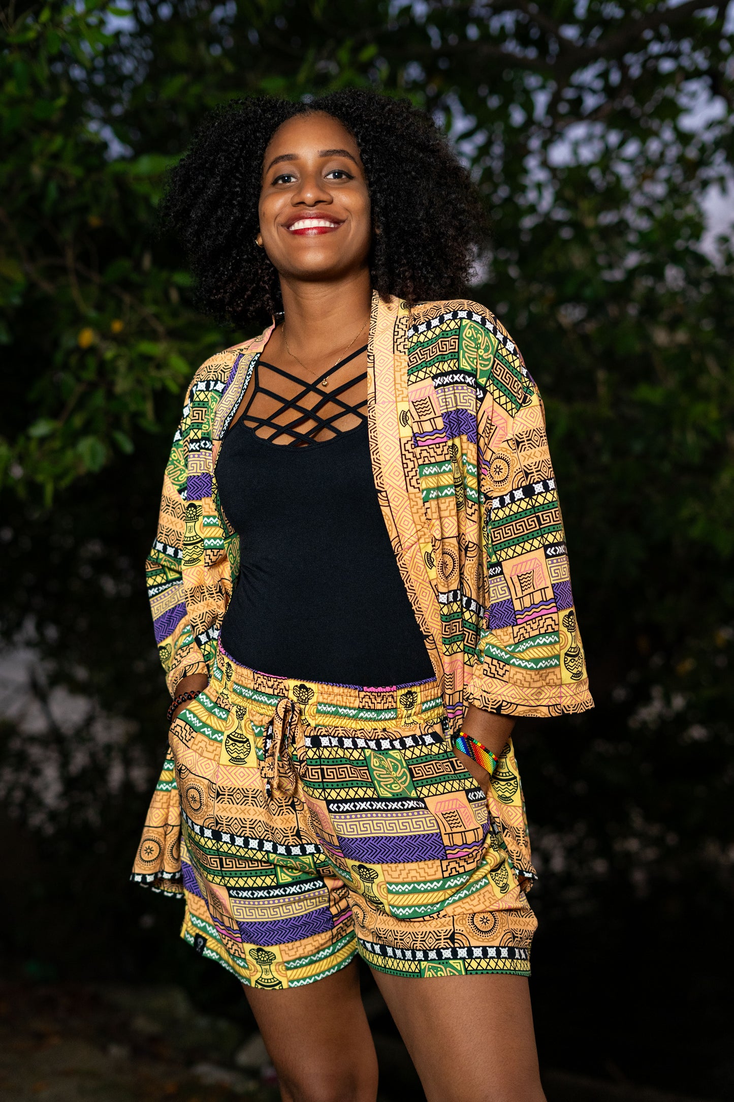 Kimono corto sin género estampado ARTESANOS – 100% viscosa fresca | Visaje Negro – diseño étnico colombiano Visaje Negro