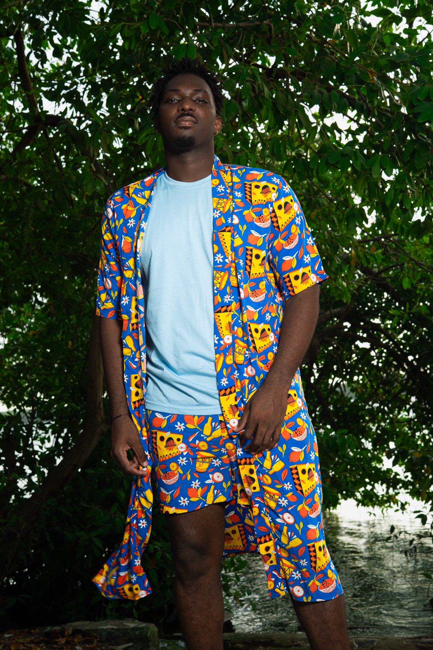 Kimono largo sin género estampado SEXTETO – 100% viscosa fresca | Visaje Negro – diseño étnico colombiano Visaje Negro