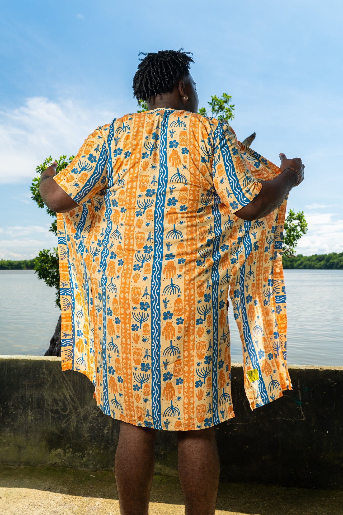 Kimono largo sin género estampado BULLA Y PESCA – 100% viscosa fresca | Visaje Negro – diseño étnico colombiano Visaje Negro