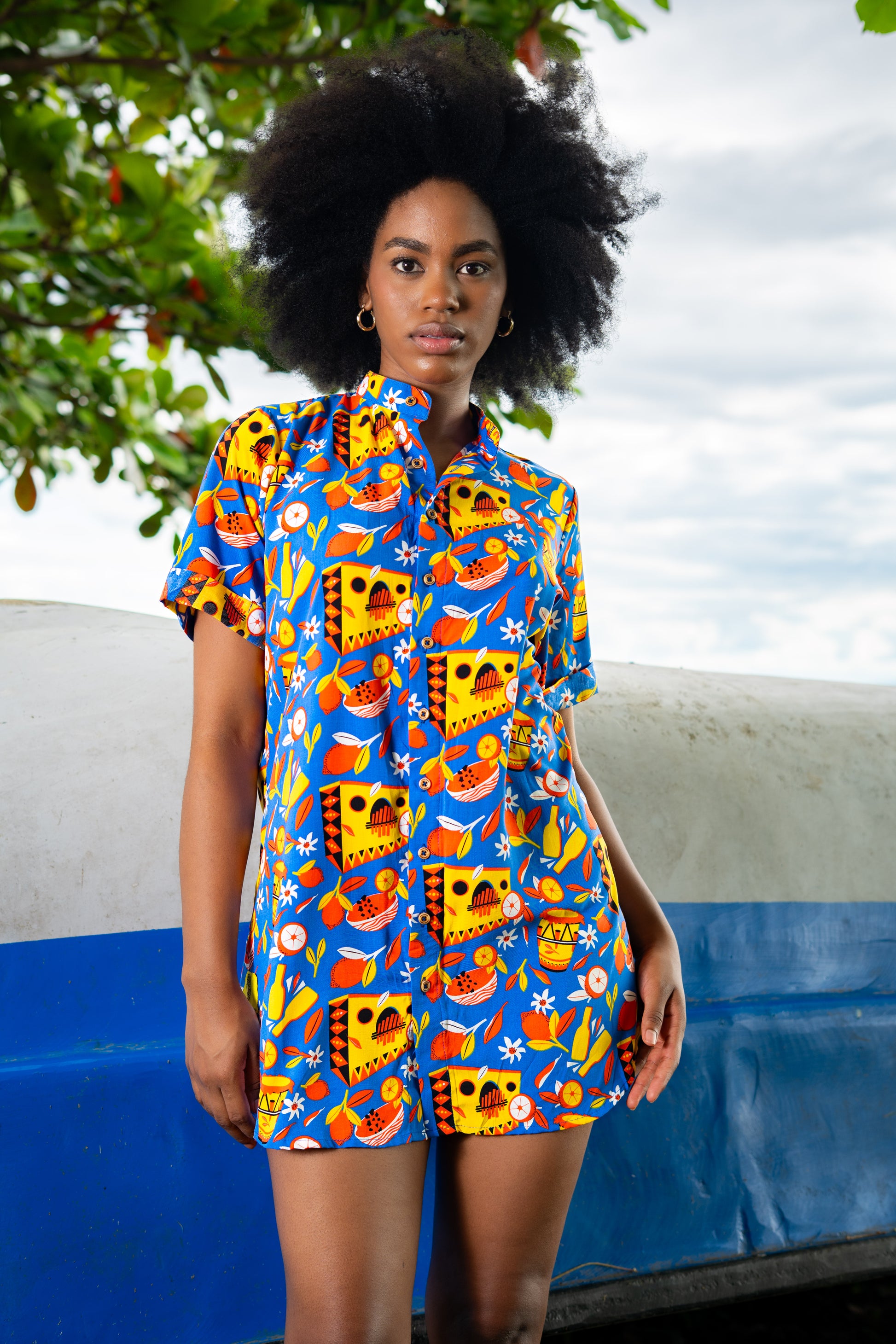 Camisón sin género estampada Noches de Sexteto   en viscosa fresca con cuello nerú | Visaje Negro – diseño étnico colombiano Visaje Negro