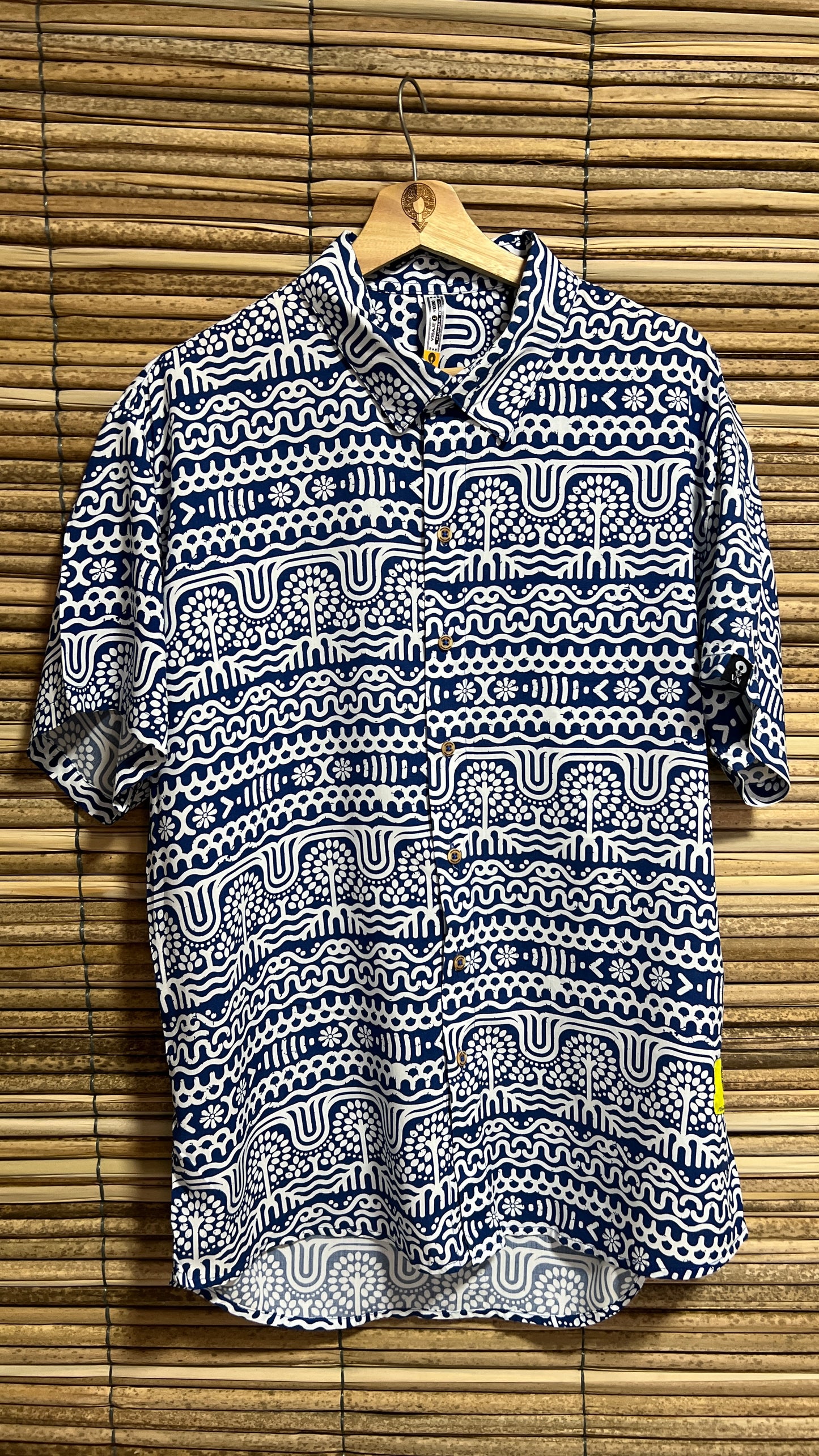 Camisón  sin género manga corta estampada Río Suriquí con cuello nerú en viscosa fresca | Visaje Negro – diseño étnico colombiano Visaje Negro
