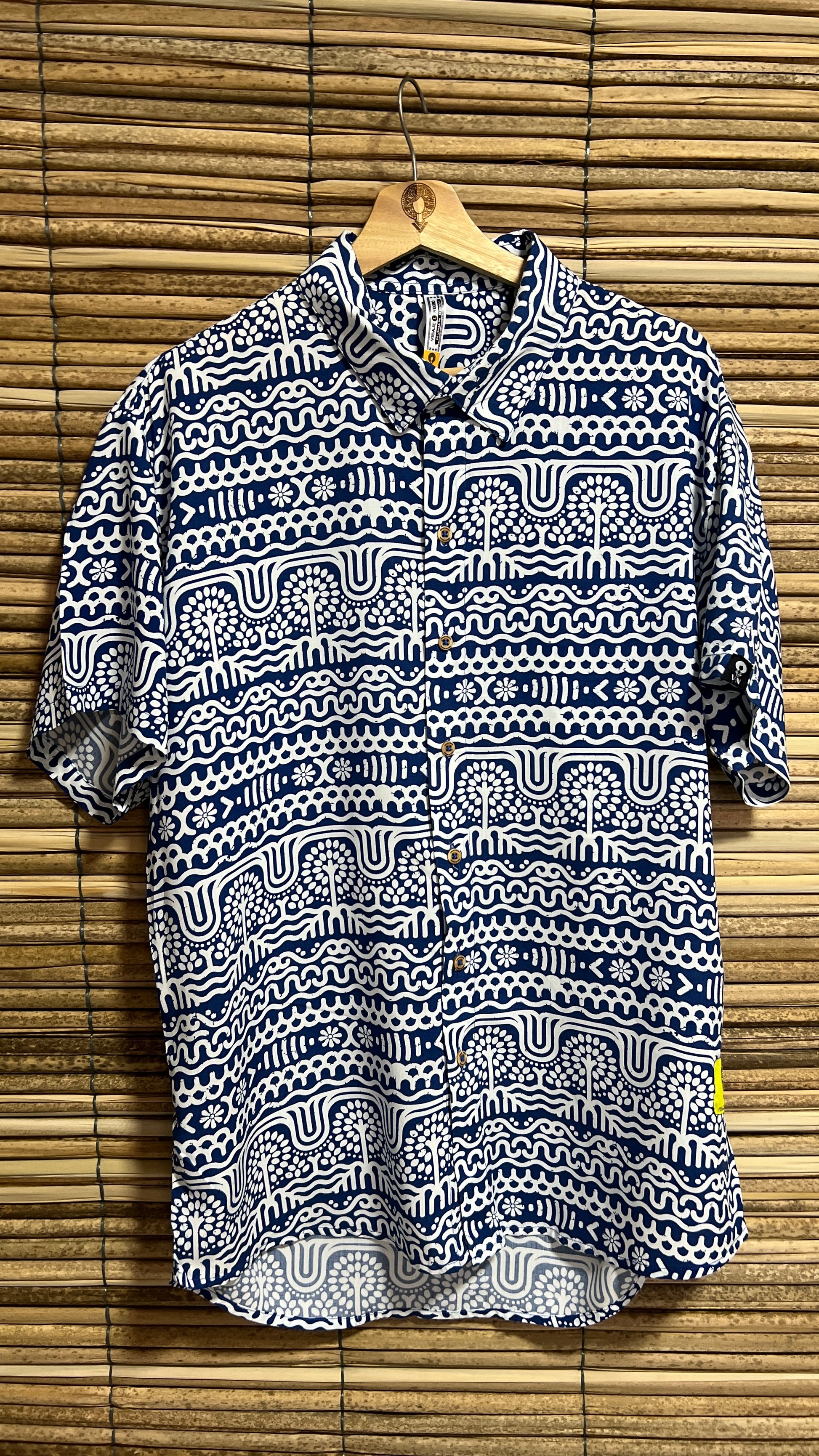 Camisón  sin género manga corta estampada Río Suriquí con cuello nerú en viscosa fresca | Visaje Negro – diseño étnico colombiano Visaje Negro