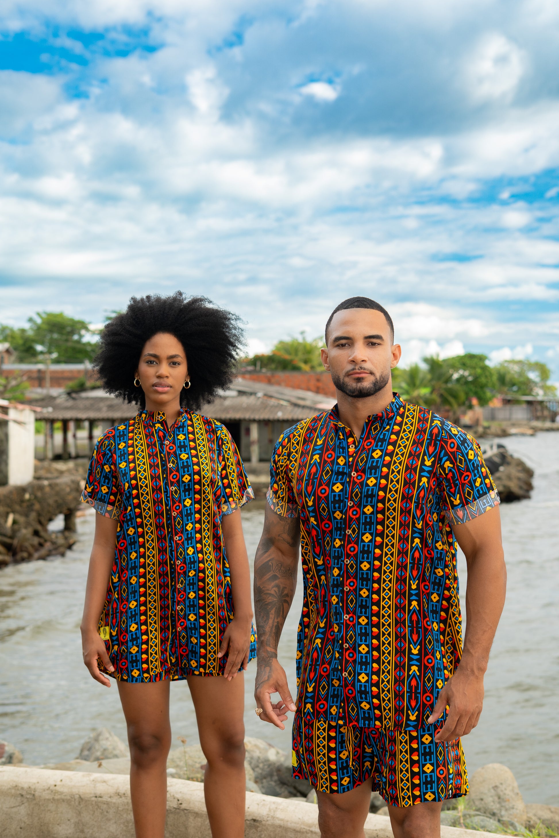 Camisón sin género estampada El Alba  en viscosa fresca con cuello nerú | Visaje Negro – diseño étnico colombiano Visaje Negro