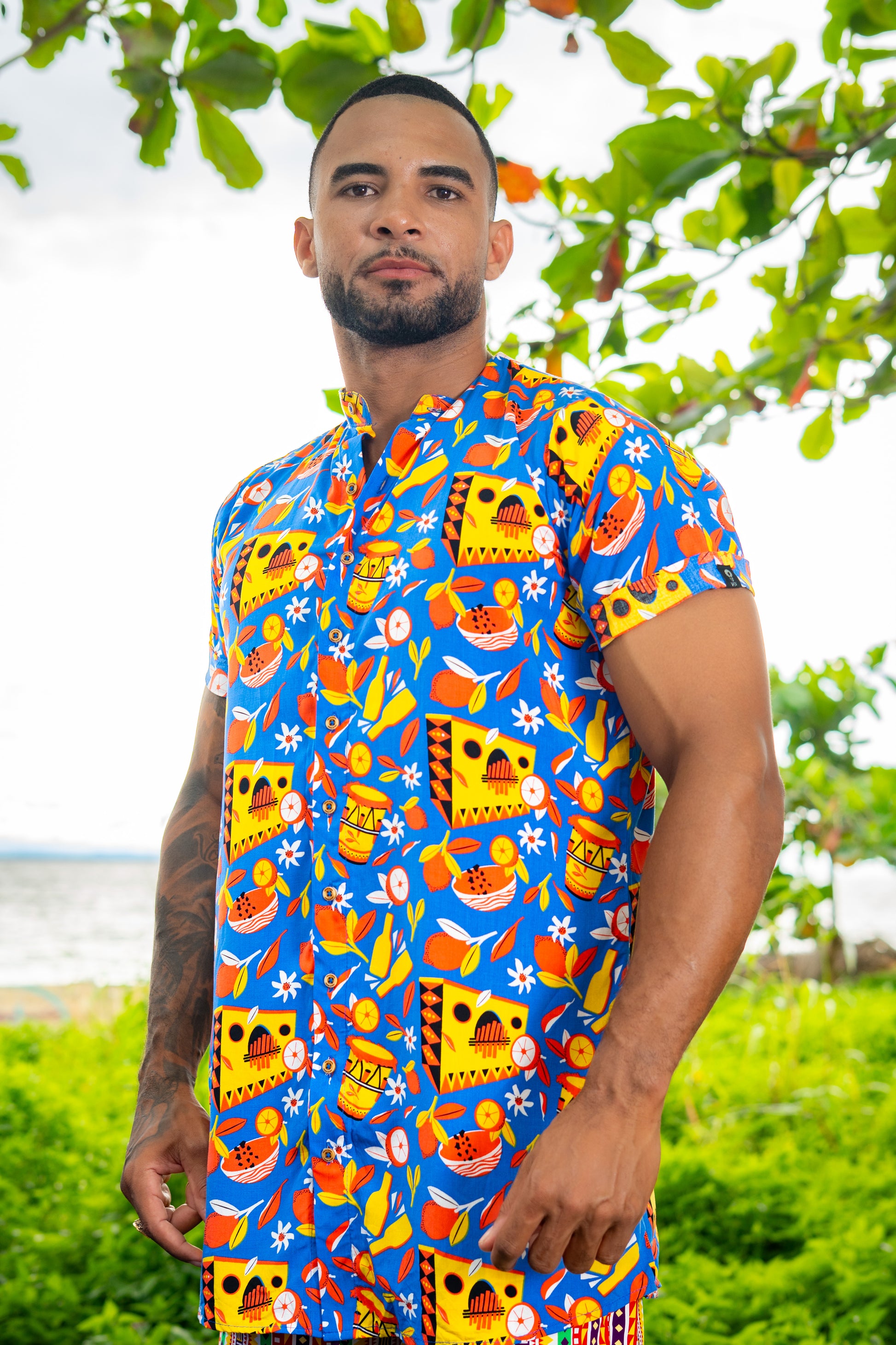 Camisón sin género estampada Noches de Sexteto   en viscosa fresca con cuello nerú | Visaje Negro – diseño étnico colombiano Visaje Negro