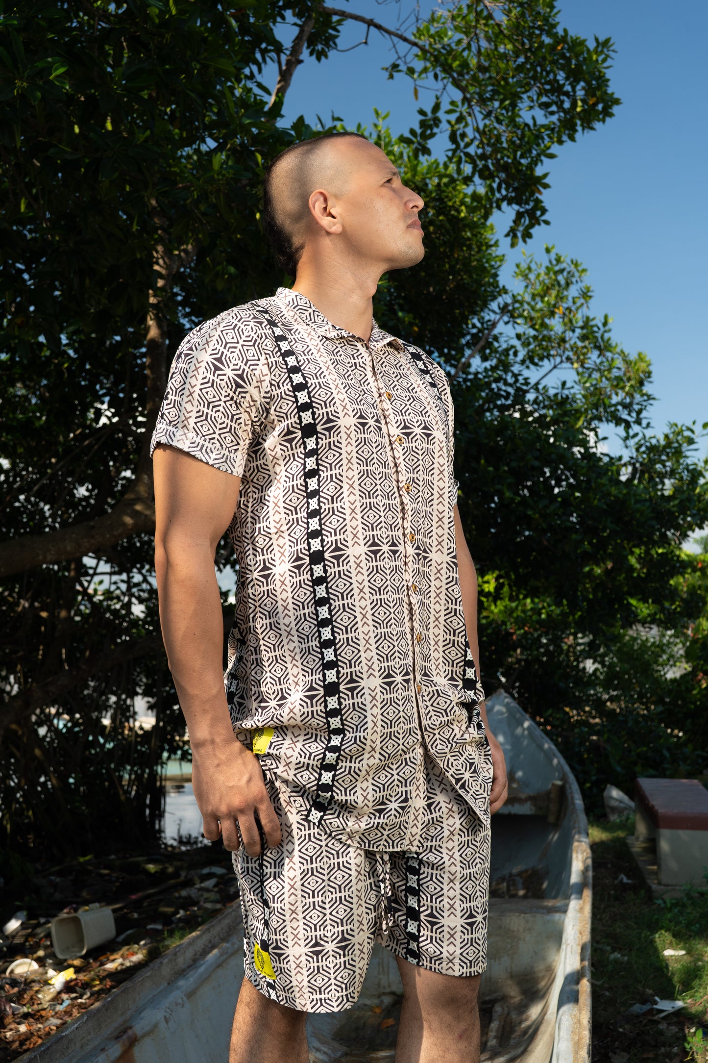 Camisón sin género estampada BARCAZA  en viscosa fresca con cuello nerú | Visaje Negro – diseño étnico colombiano Visaje Negro