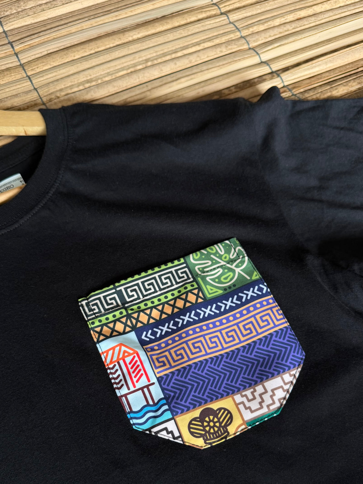 Camiseta negra talla L y XL bolsillo diseño Artesanos