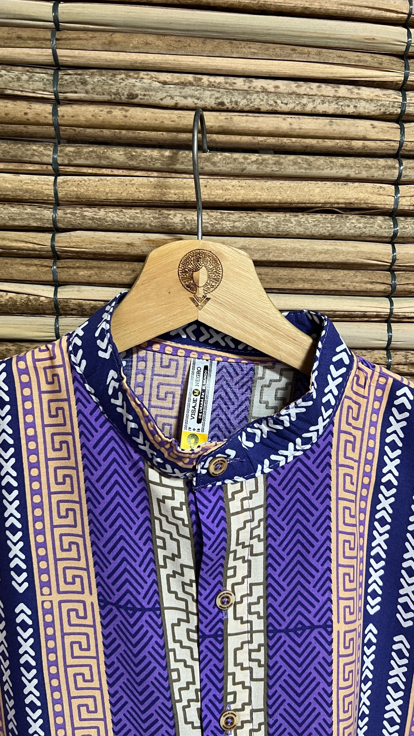 Camisa sin género manga corta estampada Tierra Viva con cuello NERÚ en viscosa fresca | Visaje Negro – diseño étnico colombiano Visaje Negro