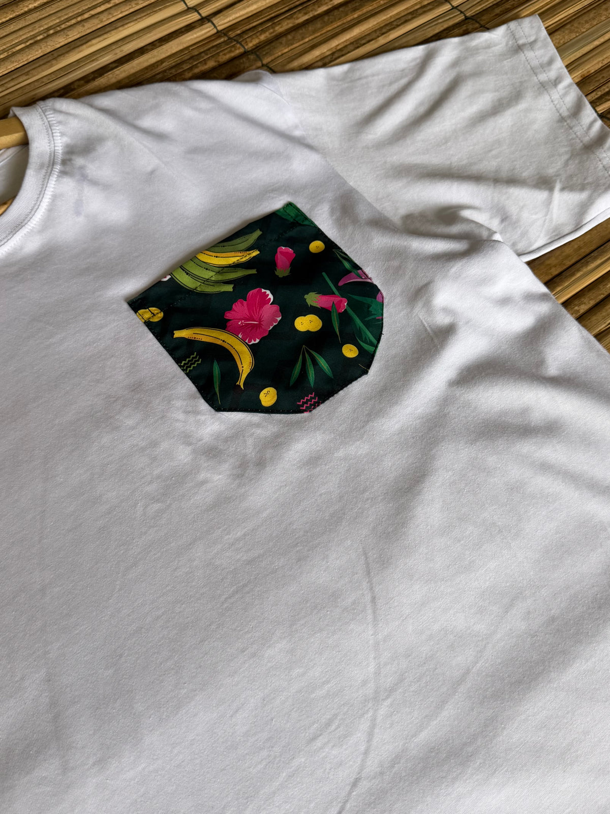 Camiseta blanca talla XL bolsillo diseño Taja