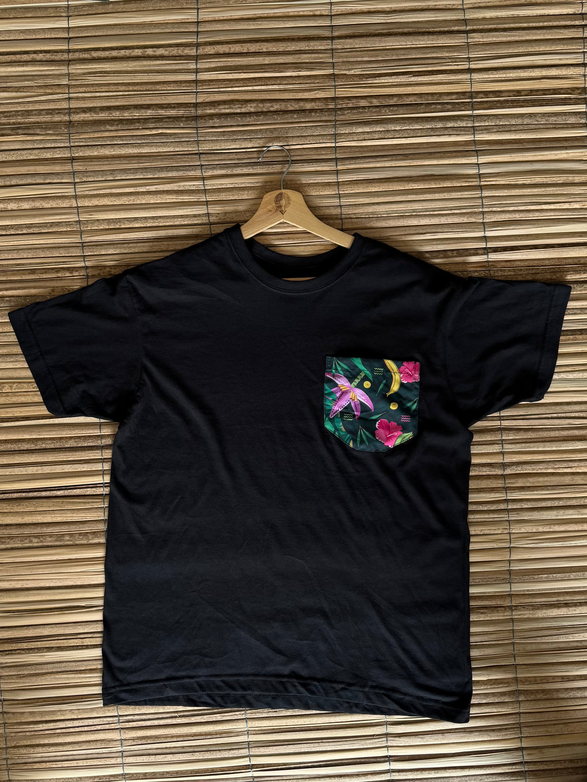 Camiseta negra talla L y XL bolsillo diseño La TAJA