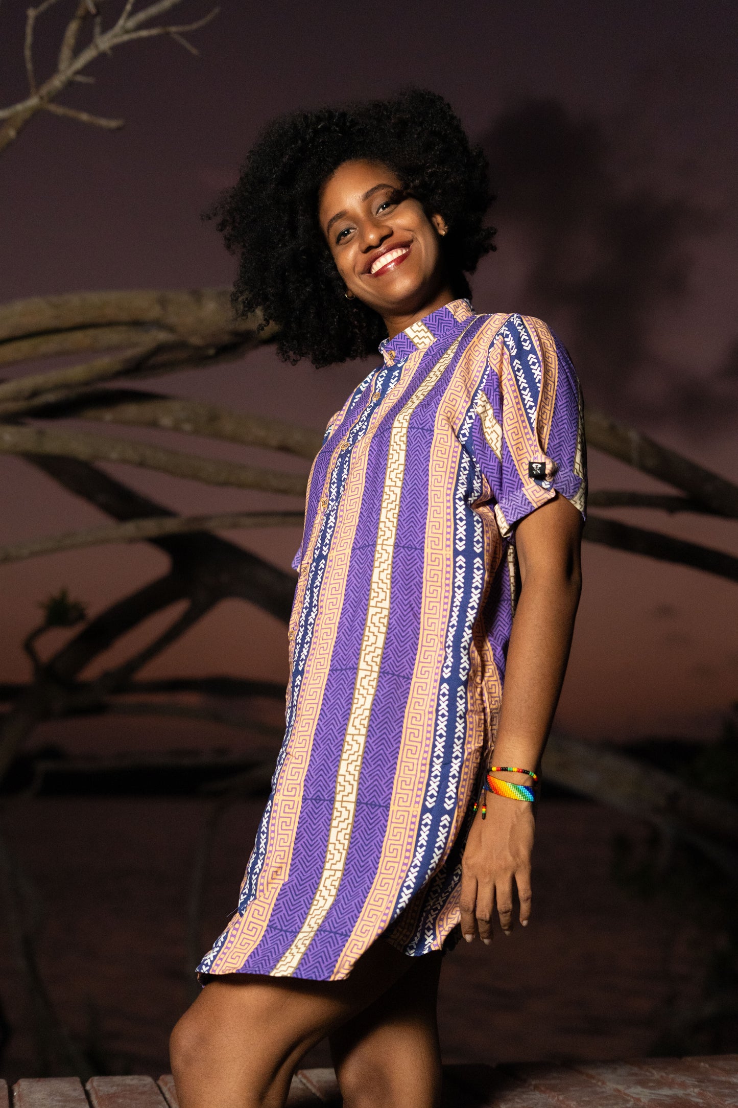 Camisón sin género estampada Tierra Viva en viscosa fresca con cuello nerú | Visaje Negro – diseño étnico colombiano Visaje Negro