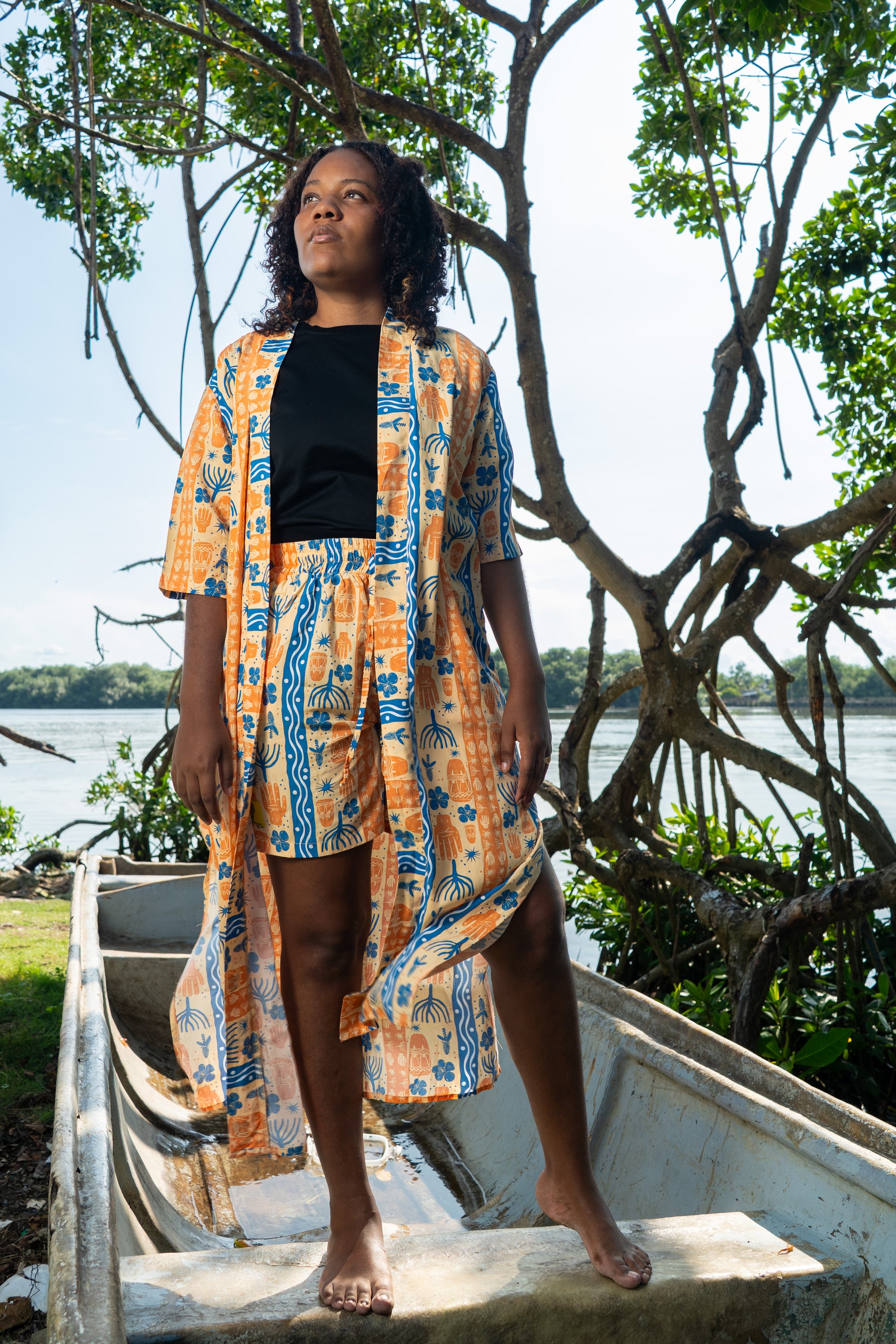 Kimono largo sin género estampado BULLA Y PESCA – 100% viscosa fresca | Visaje Negro – diseño étnico colombiano Visaje Negro