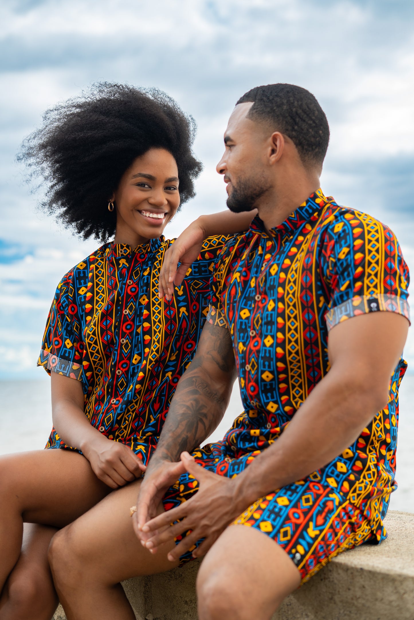 Camisón sin género estampada El Alba  en viscosa fresca con cuello nerú | Visaje Negro – diseño étnico colombiano Visaje Negro