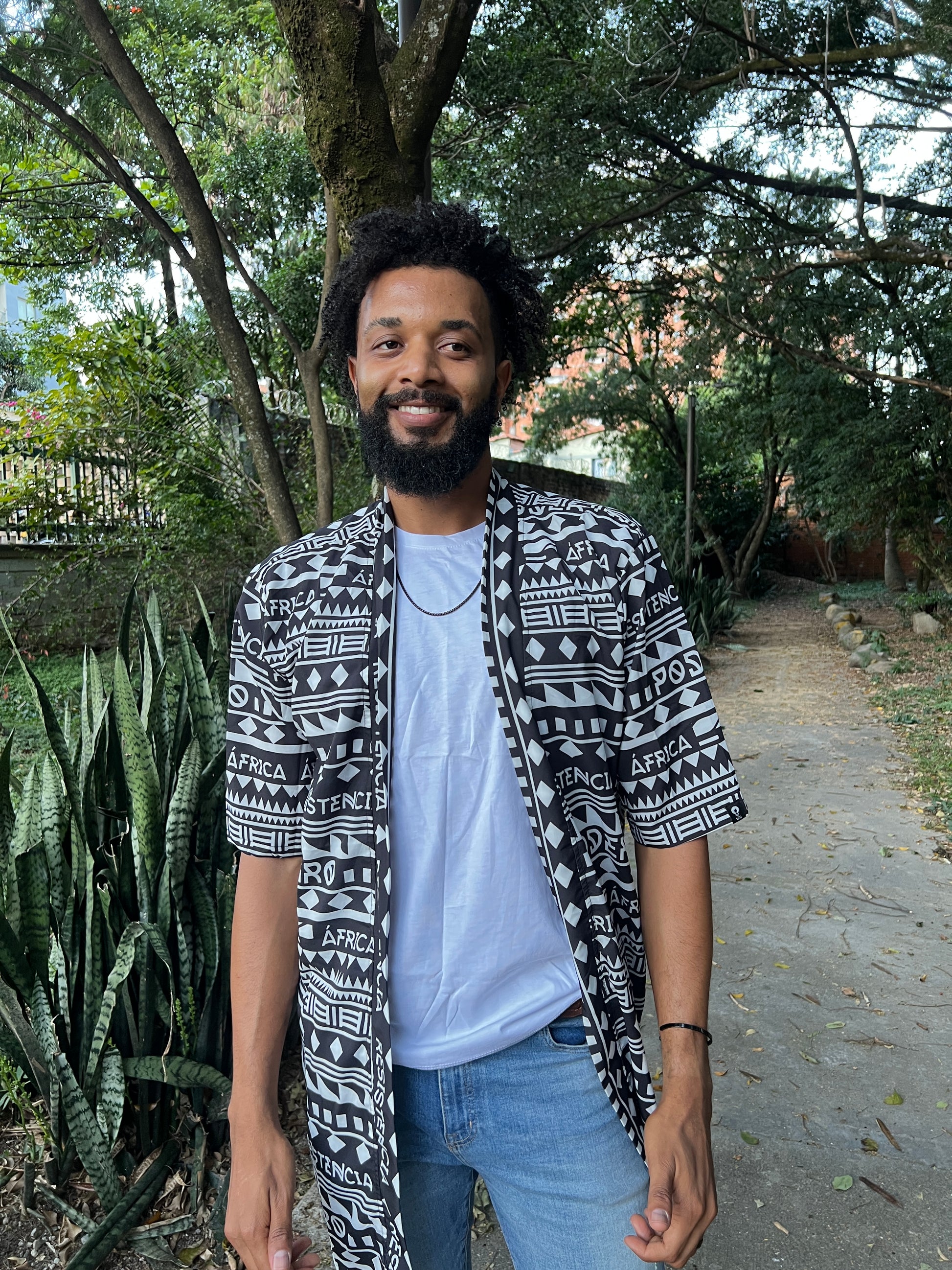 Kimono corto sin género. Poder Negro – diseño étnico colombiano Visaje Negro