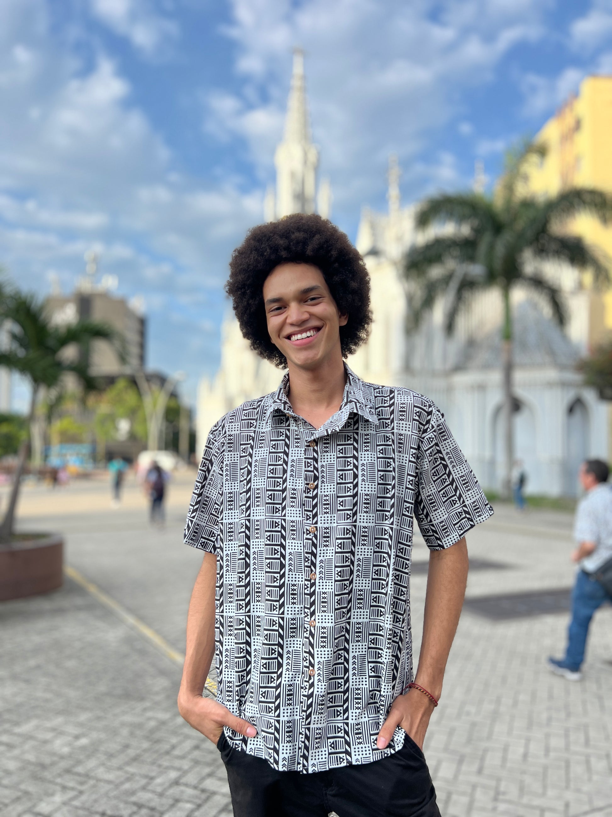Camisa Vaivén de Peces B/N-Cuello Nerú- Ropa Afro Colombiana – diseño étnico colombiano Visaje Negro