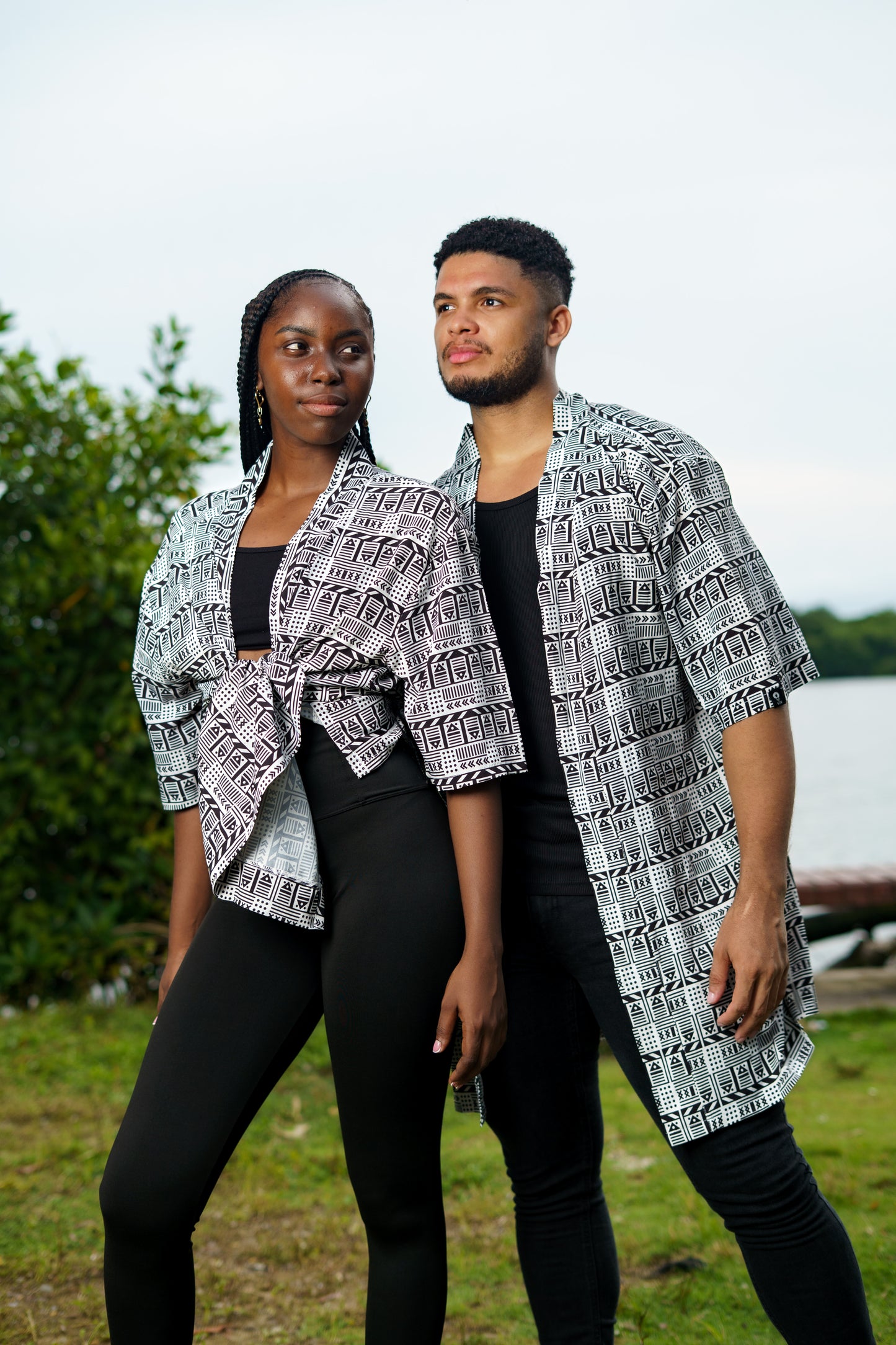 Kimono corto unisex. Estampado vaivén de peces B/N