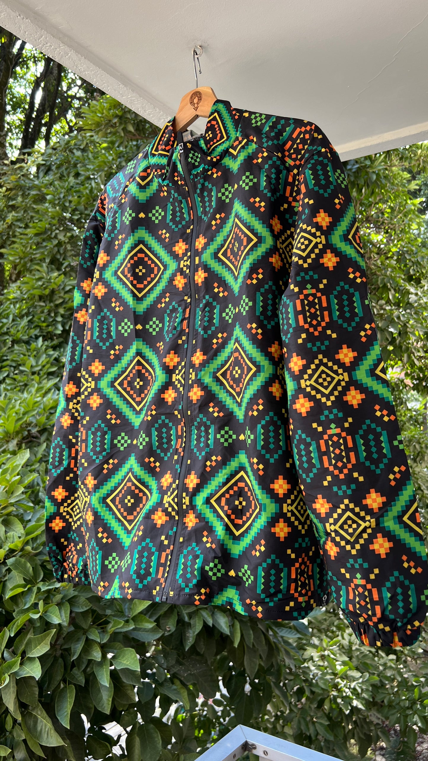 Chaqueta de lluvia- Rombos de Carambolo – diseño étnico colombiano Visaje Negro