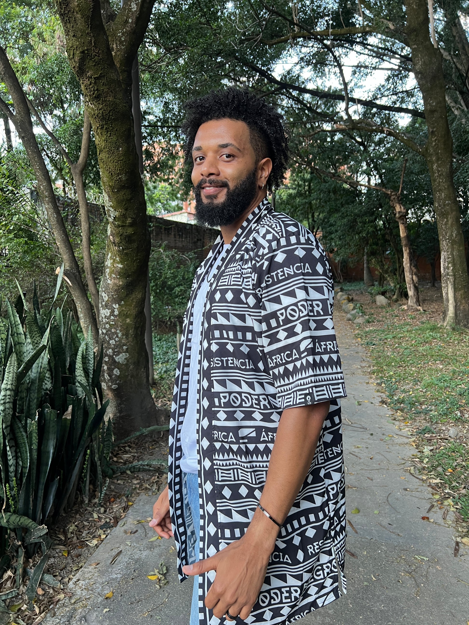 Kimono corto sin género. Poder Negro – diseño étnico colombiano Visaje Negro