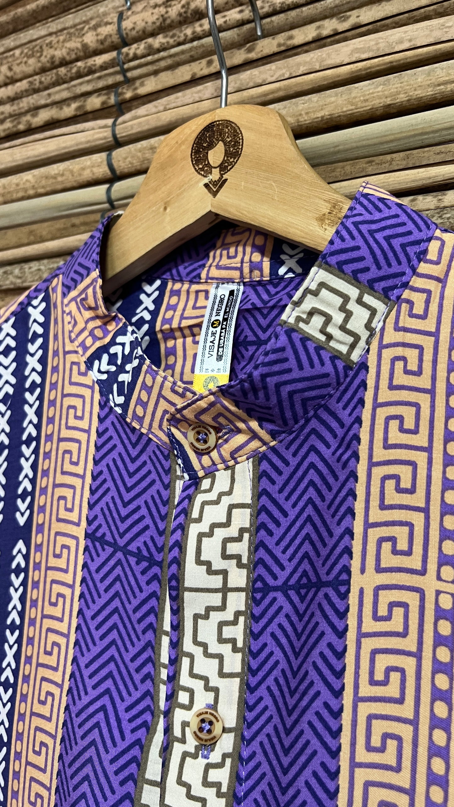 Camisa sin género manga corta estampada Tierra Viva con cuello NERÚ en viscosa fresca | Visaje Negro – diseño étnico colombiano Visaje Negro