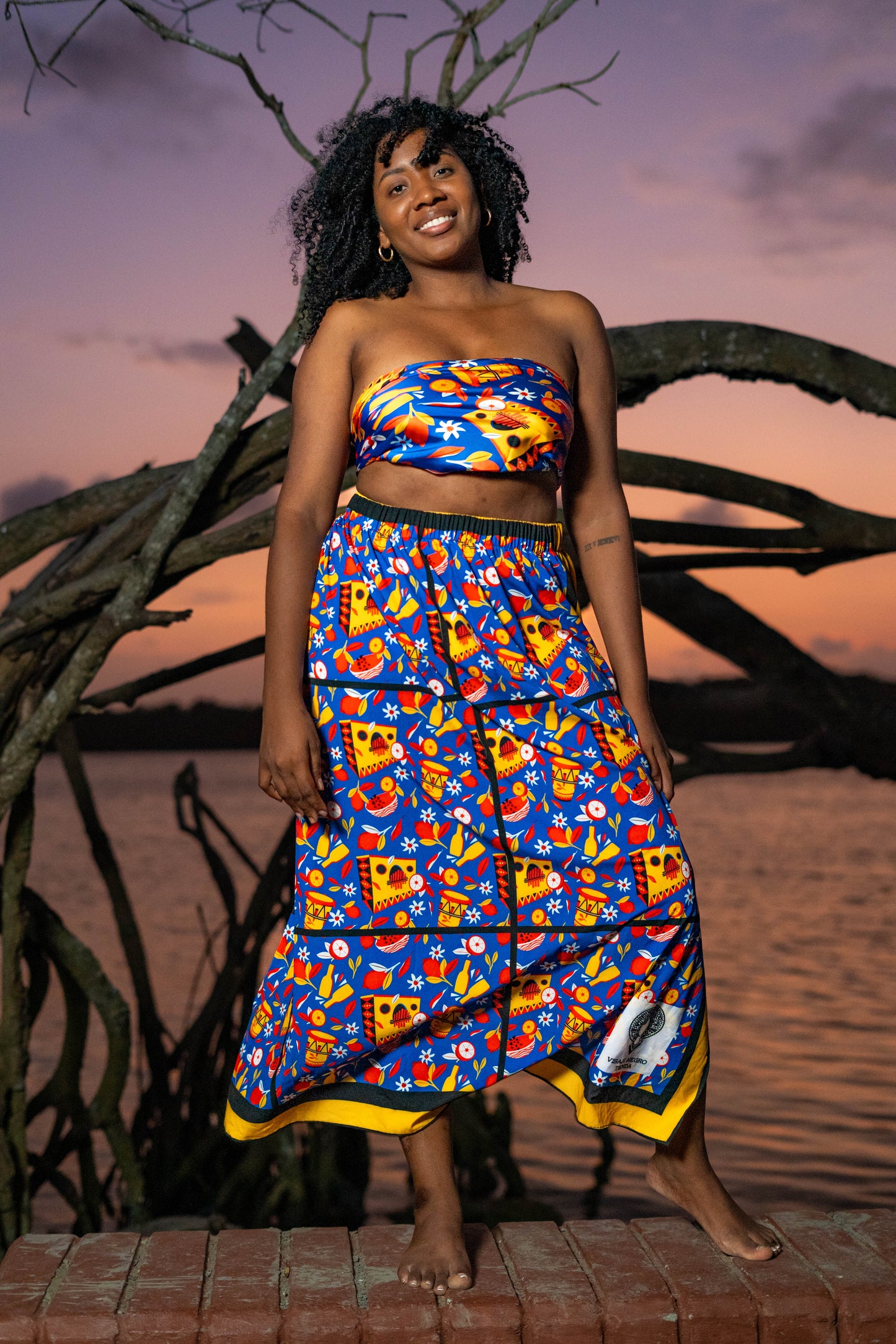 Falda larga Abertura coqueta- Estampado Noches de Sexteto – diseño étnico colombiano Visaje Negro