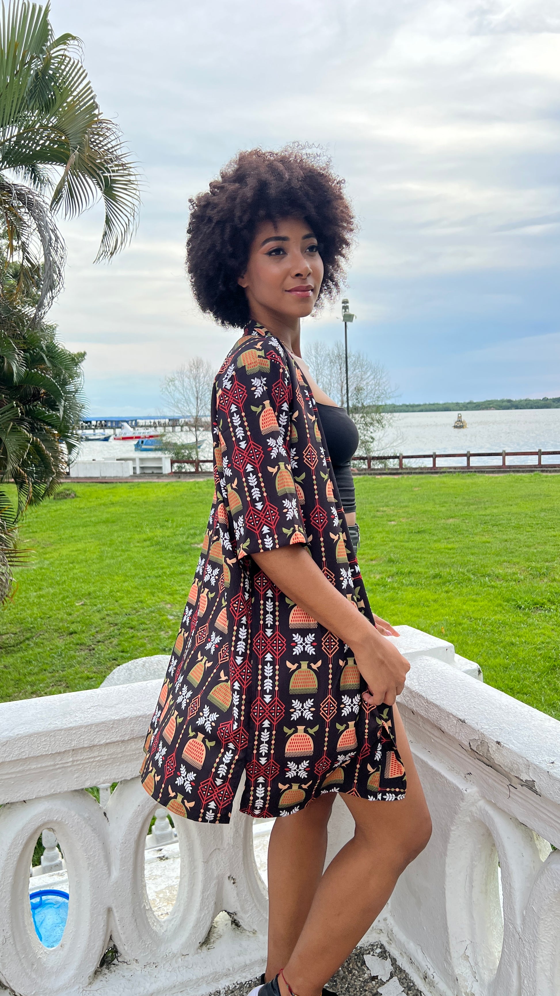 Kimono corto sin género- Diseño Puño de arroz – diseño étnico colombiano Visaje Negro
