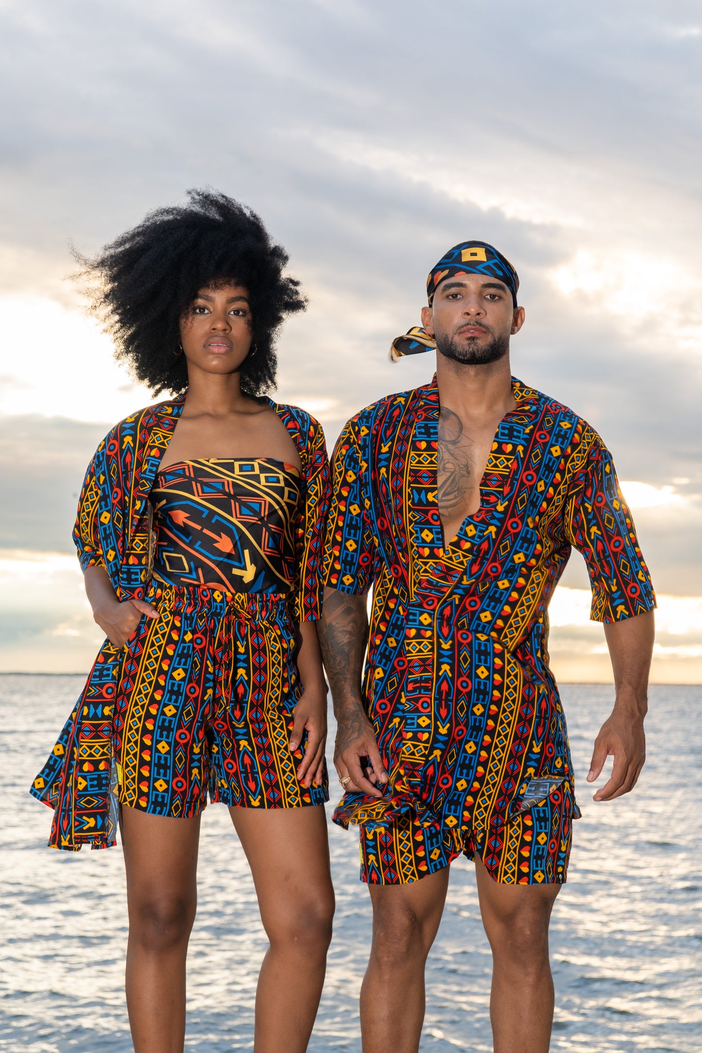 Kimono corto sin género estampado El Alba – 100% viscosa fresca | Visaje Negro – diseño étnico colombiano Visaje Negro