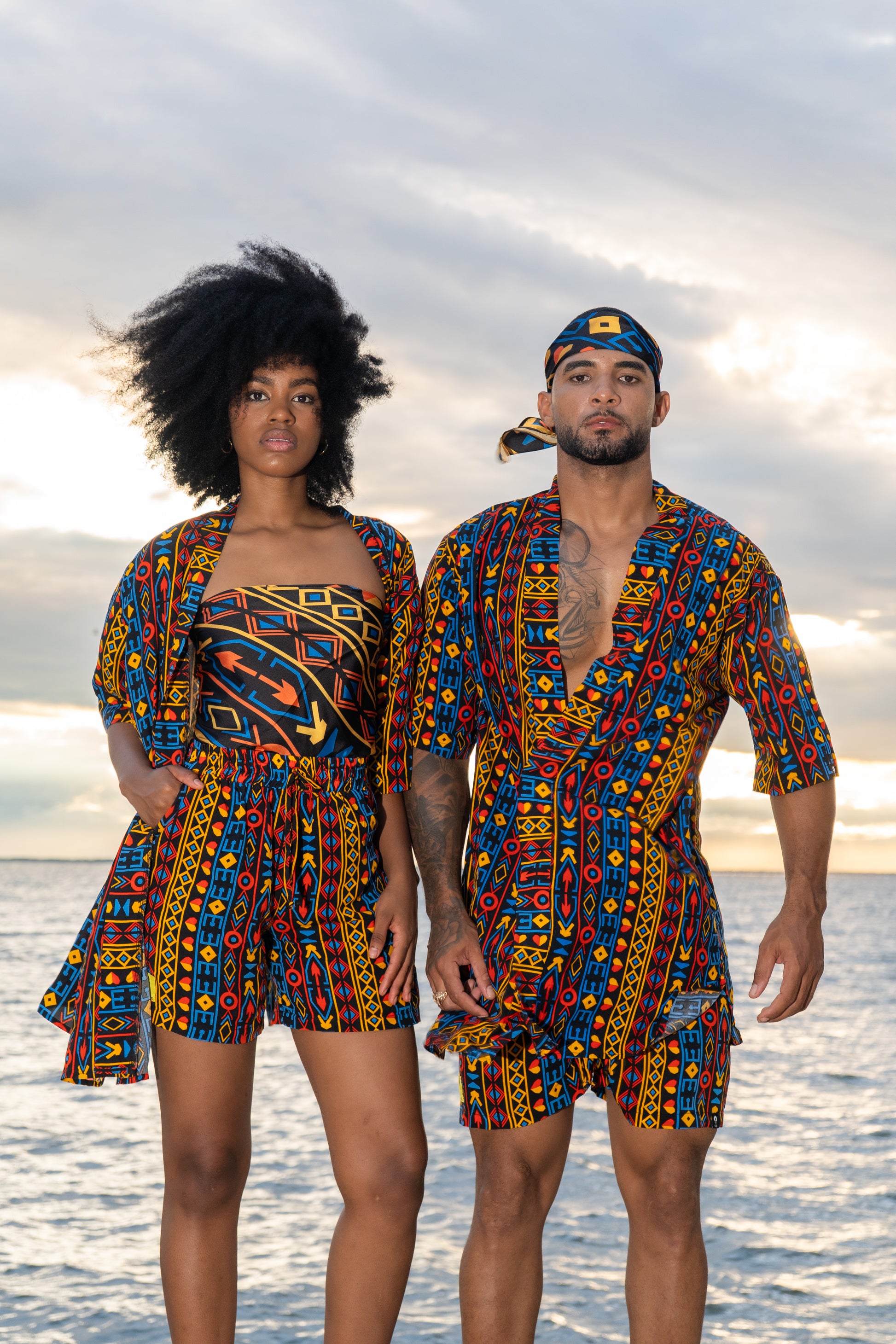 Kimono corto sin género estampado El Alba – 100% viscosa fresca | Visaje Negro – diseño étnico colombiano Visaje Negro