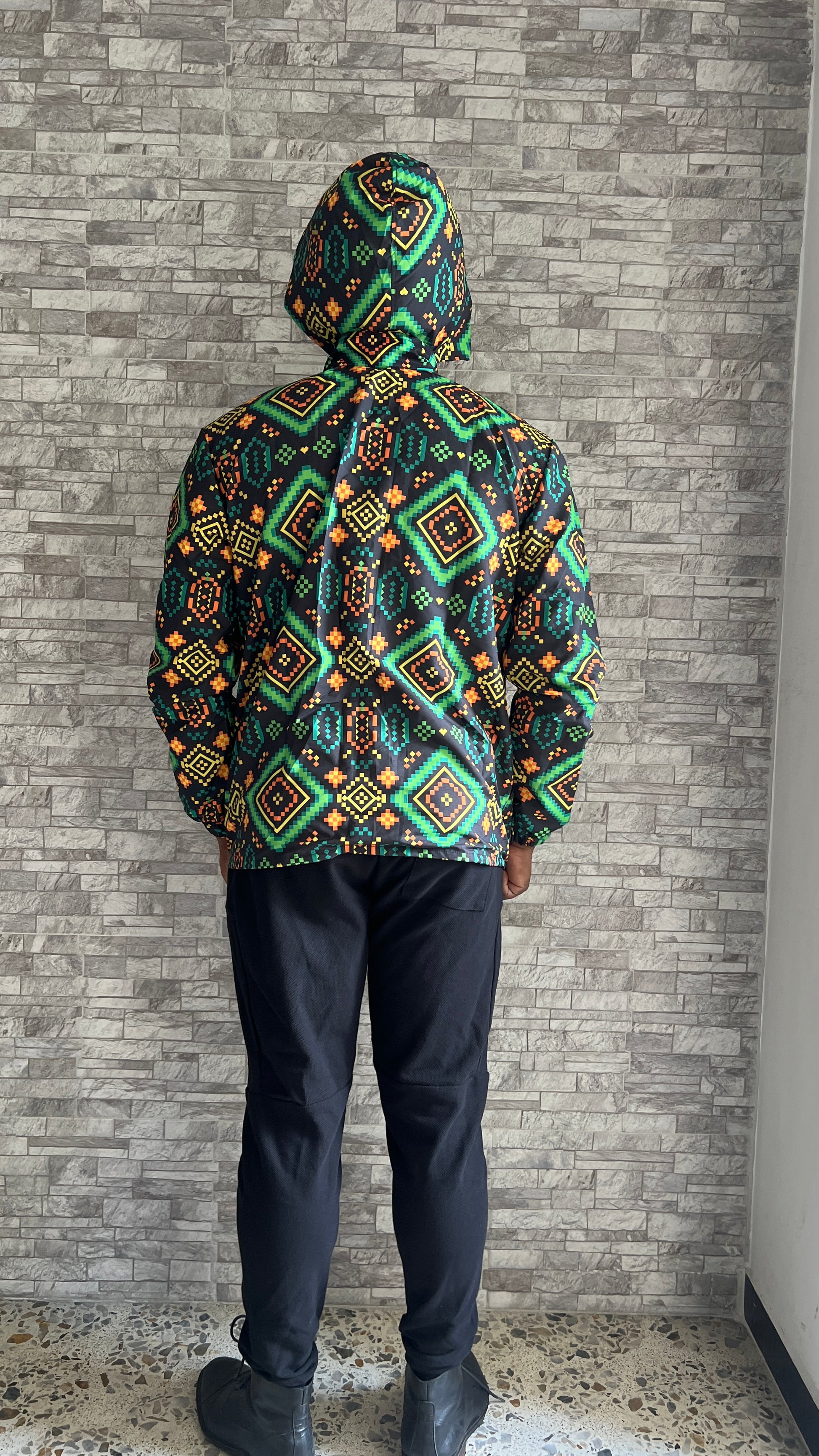 Chaqueta de lluvia- Rombos de Carambolo – diseño étnico colombiano Visaje Negro