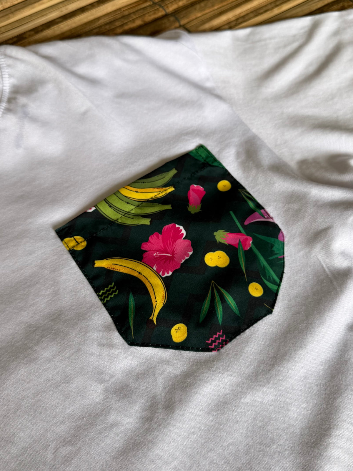 Camiseta blanca talla XL bolsillo diseño Taja