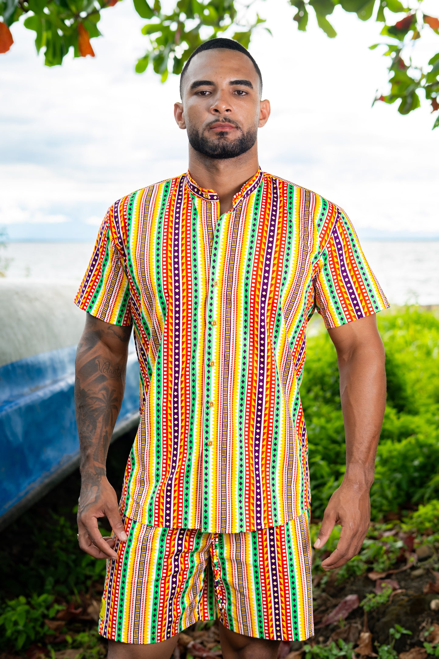 Camisa Premiun ALGODÓN sin género manga corta estampado CAMINOS con cuello NERÚ| Visaje Negro – diseño étnico colombiano Visaje Negro