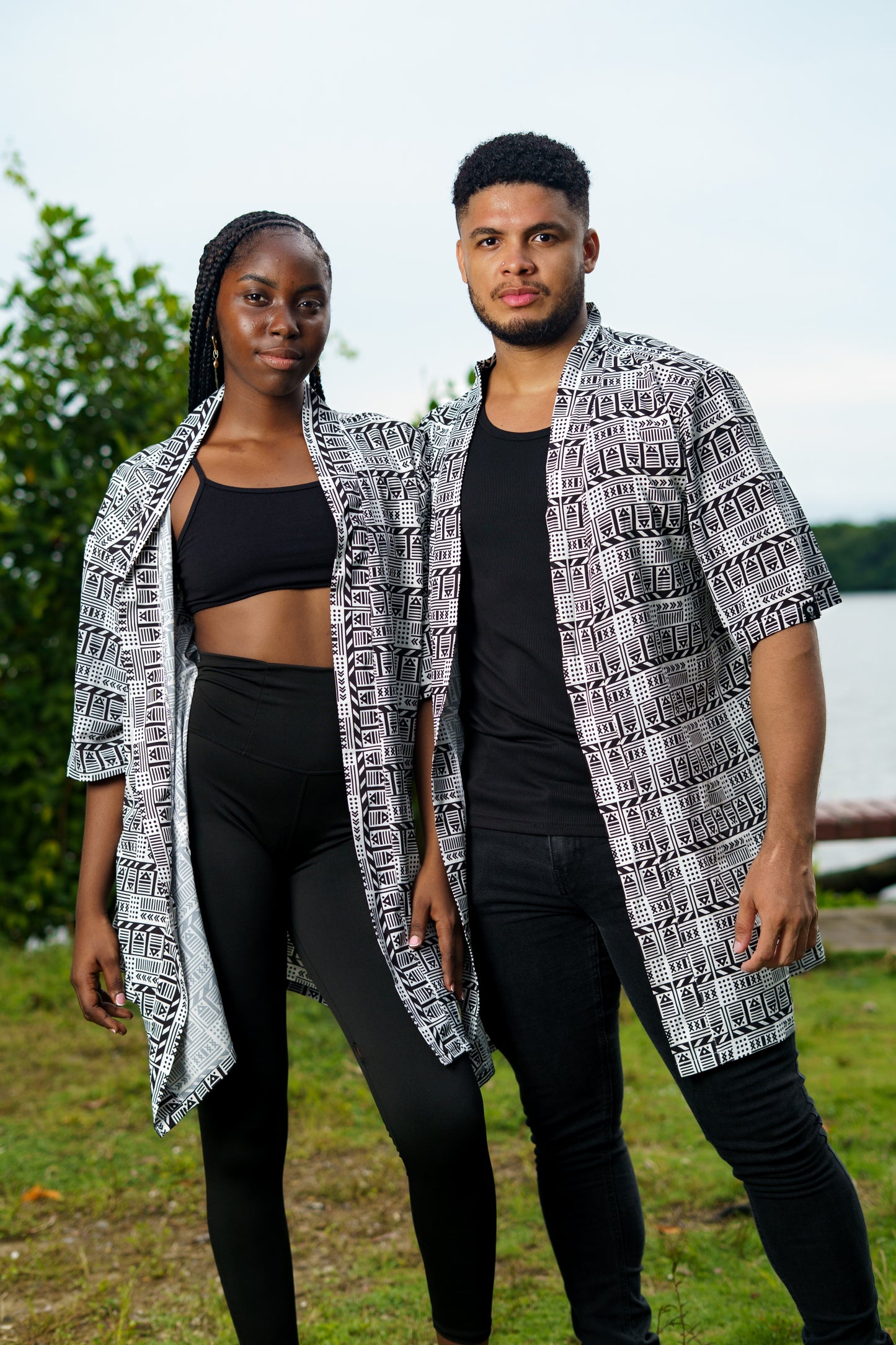 Kimono corto unisex. Estampado vaivén de peces B/N