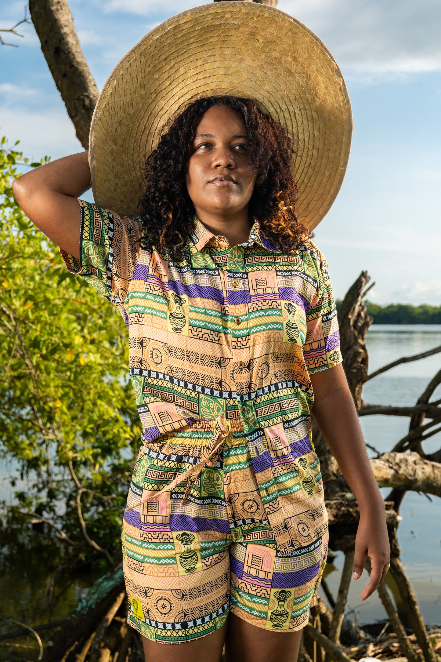 Camisa Artesanos-Cuello Inglés-Diseño Colombiano – diseño étnico colombiano Visaje Negro