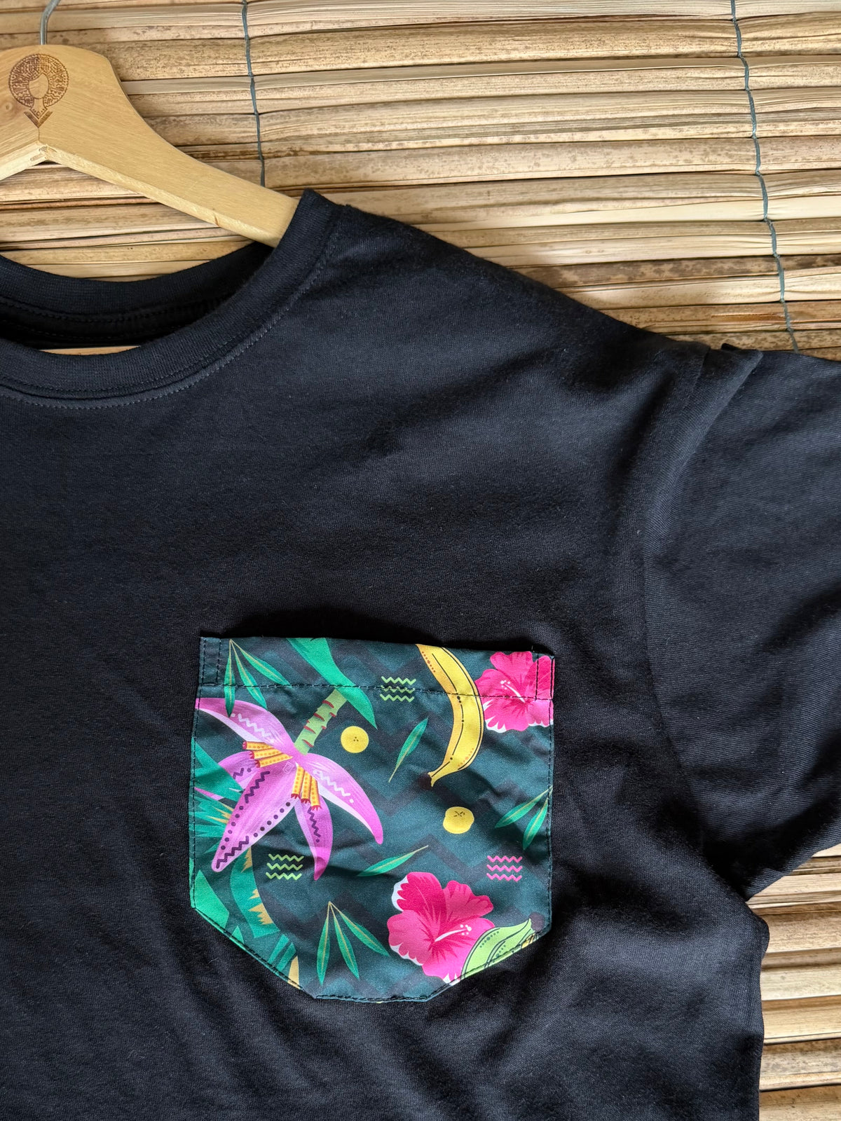 Camiseta negra talla L y XL bolsillo diseño La TAJA
