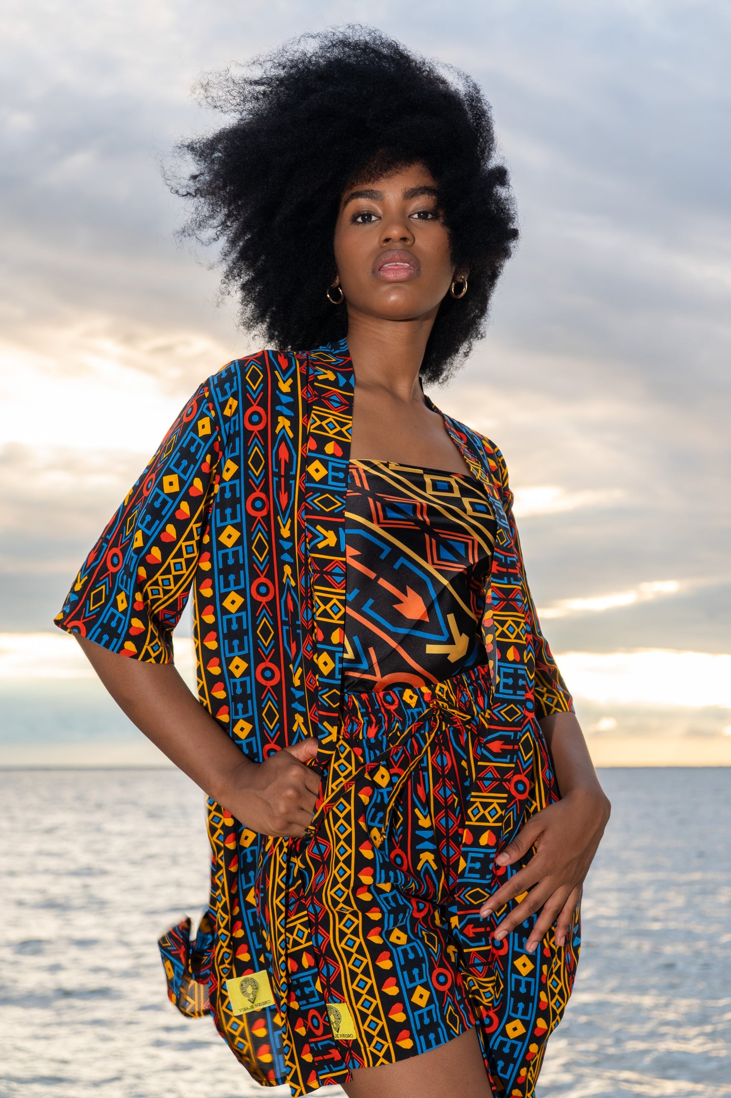 Kimono corto sin género estampado El Alba – 100% viscosa fresca | Visaje Negro – diseño étnico colombiano Visaje Negro