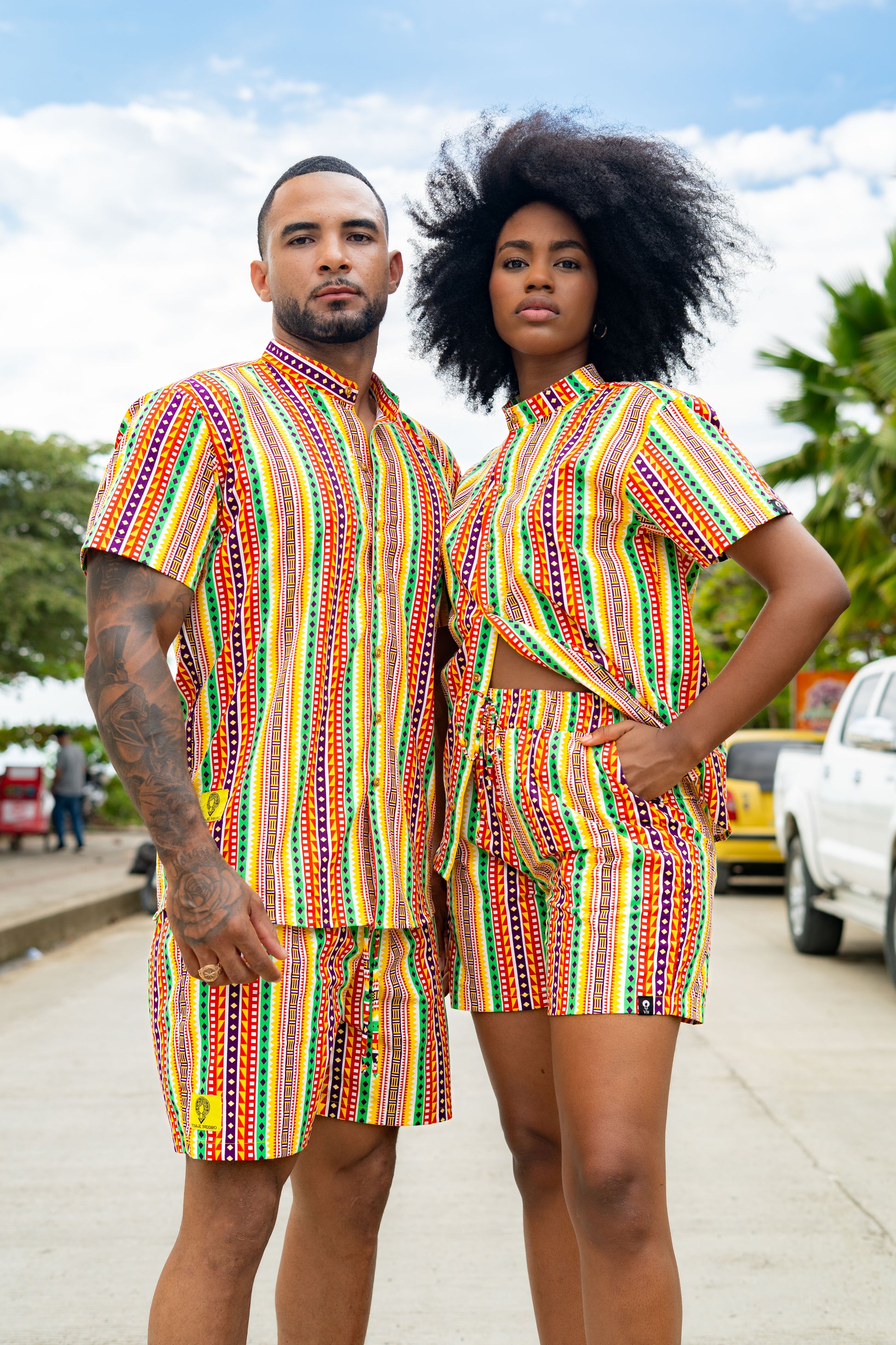 Camisa Premiun ALGODÓN sin género manga corta estampado CAMINOS con cuello NERÚ| Visaje Negro – diseño étnico colombiano Visaje Negro