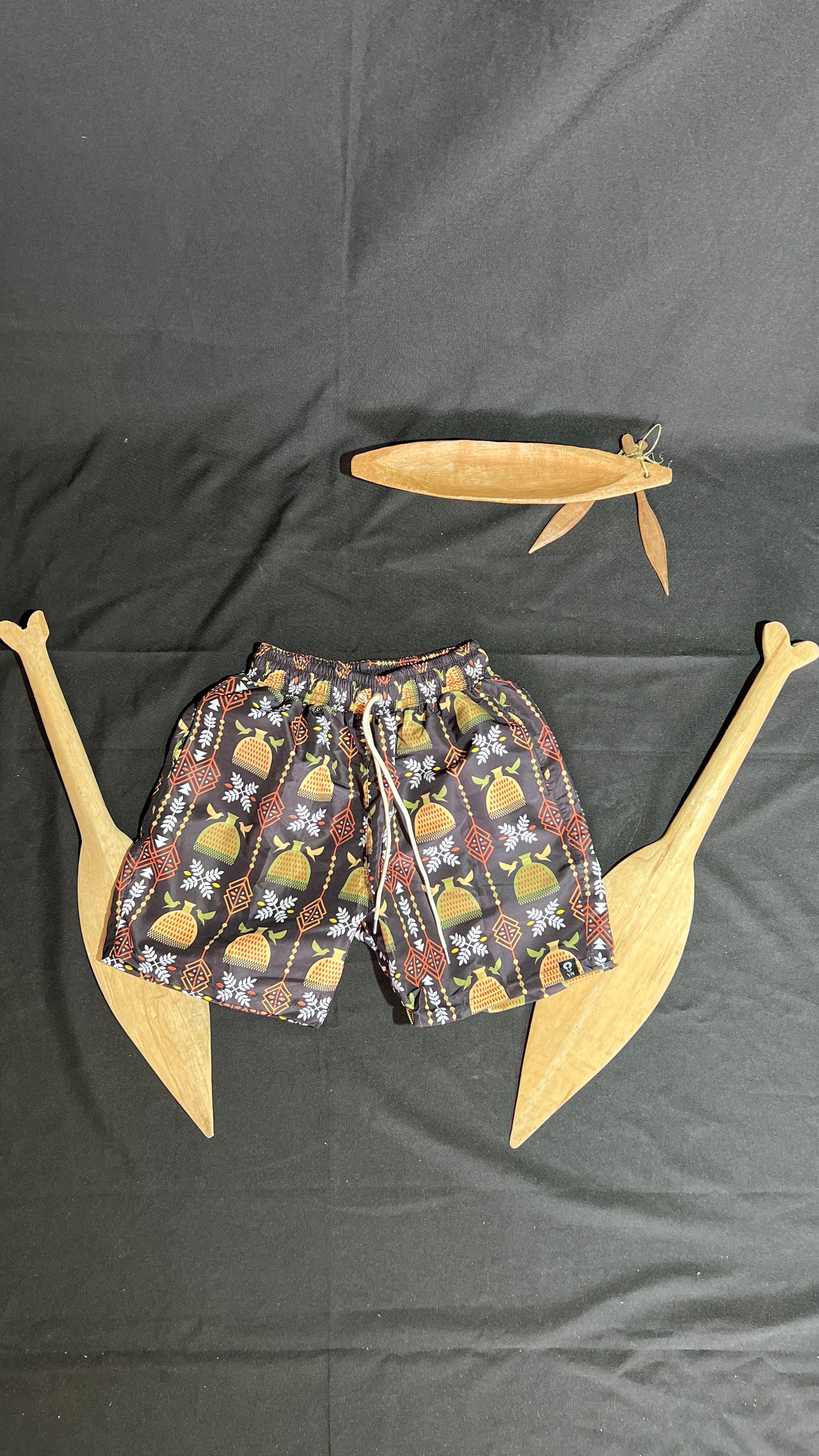 Pantaloneta de baño- Puño de arroz – diseño étnico colombiano Visaje Negro