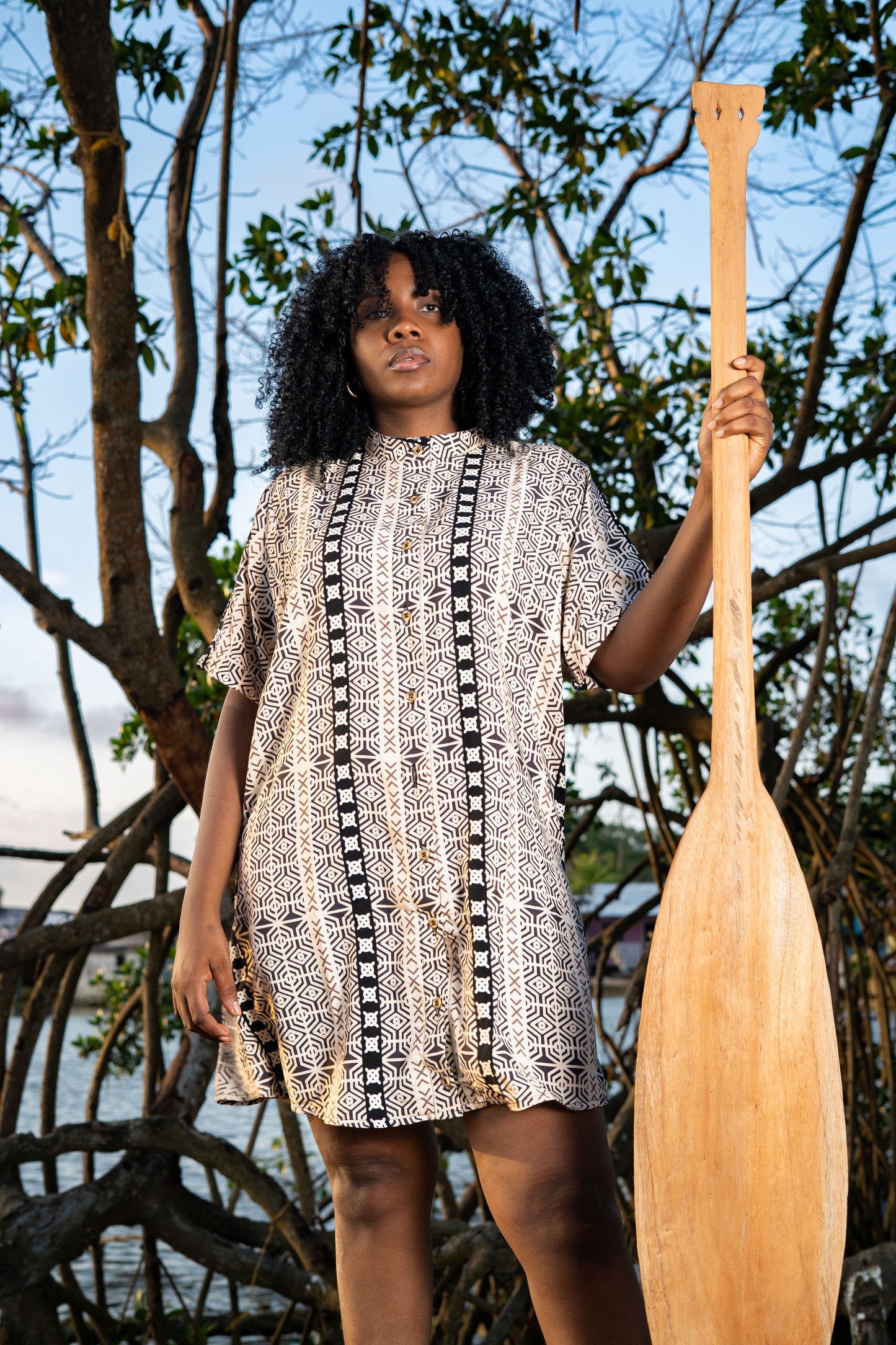 Camisón sin género estampada BARCAZA  en viscosa fresca con cuello nerú | Visaje Negro – diseño étnico colombiano Visaje Negro