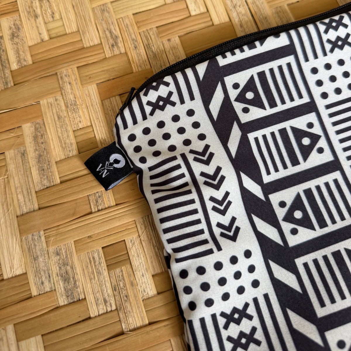 Cartuchera estampado- Vaivén de peces B/N
