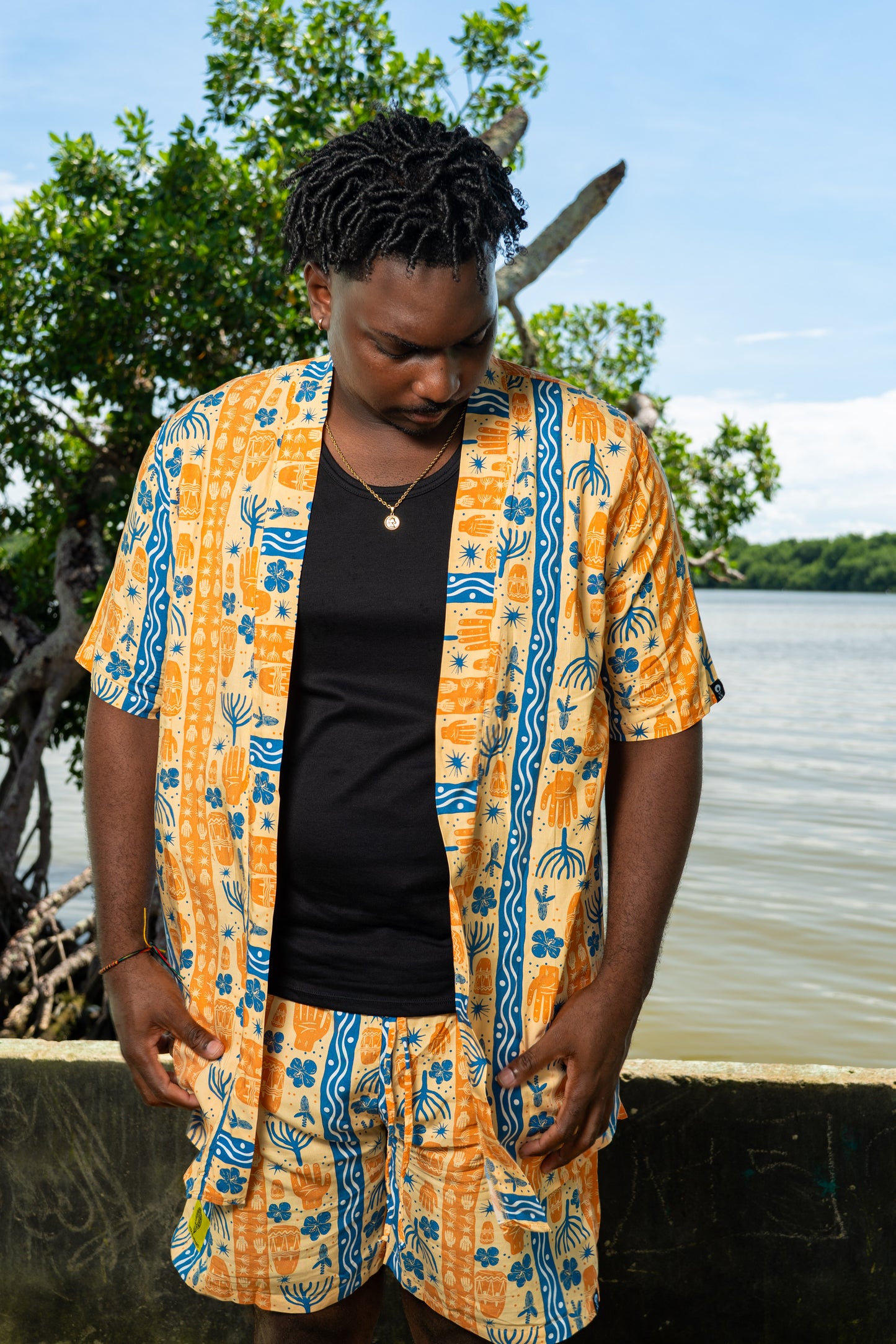 Kimono corto sin género estampado BULLA Y PESCA – 100% viscosa fresca | Visaje Negro – diseño étnico colombiano Visaje Negro