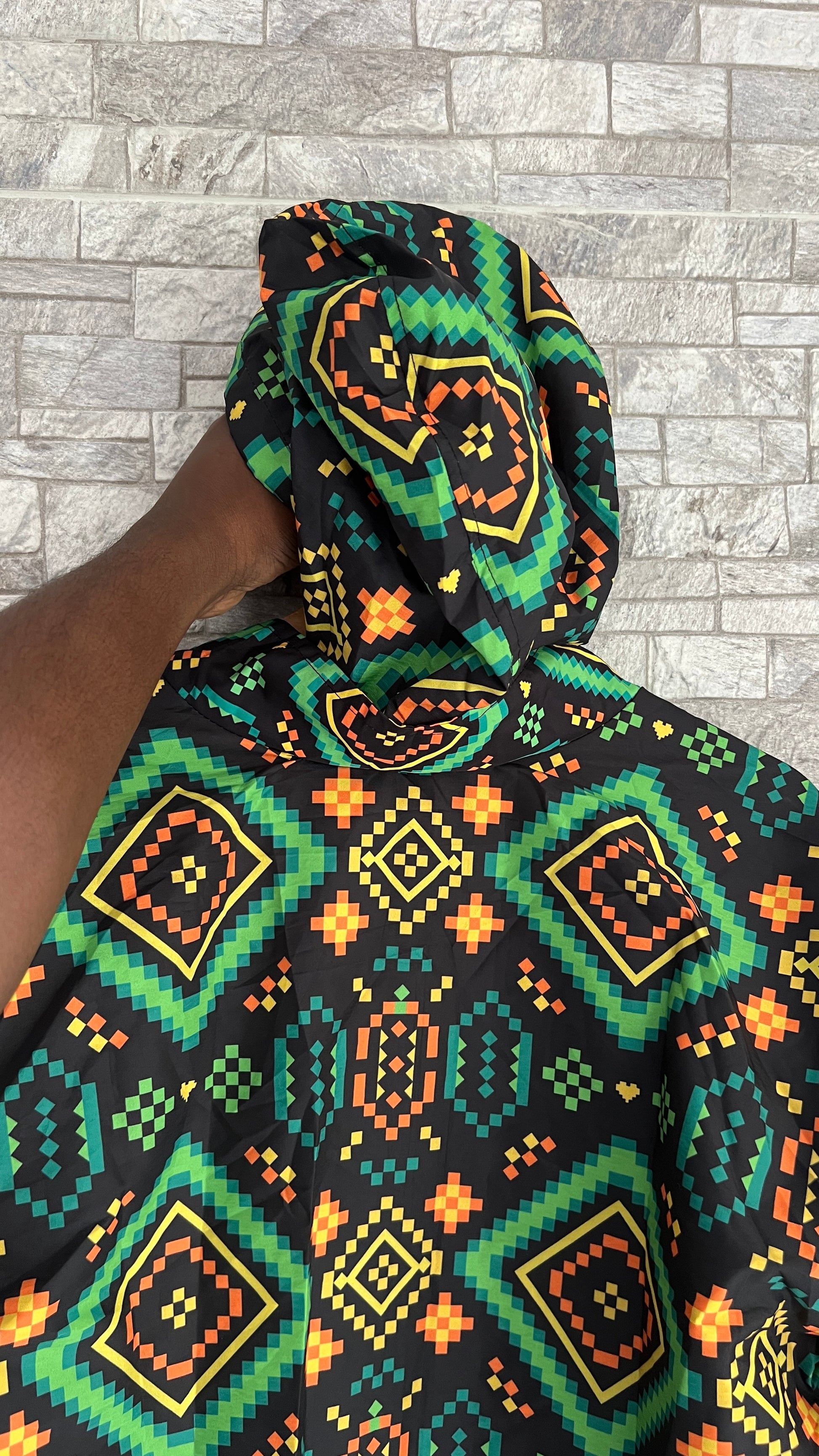 Chaqueta de lluvia- Rombos de Carambolo – diseño étnico colombiano Visaje Negro
