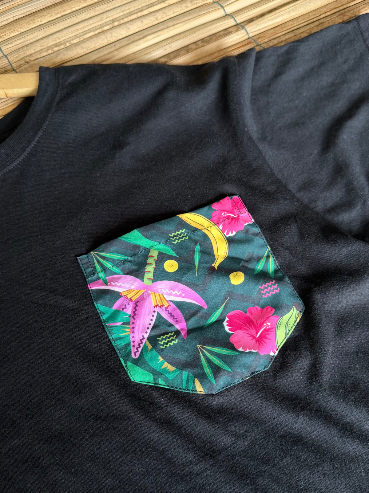 Camiseta negra talla L y XL bolsillo diseño La TAJA