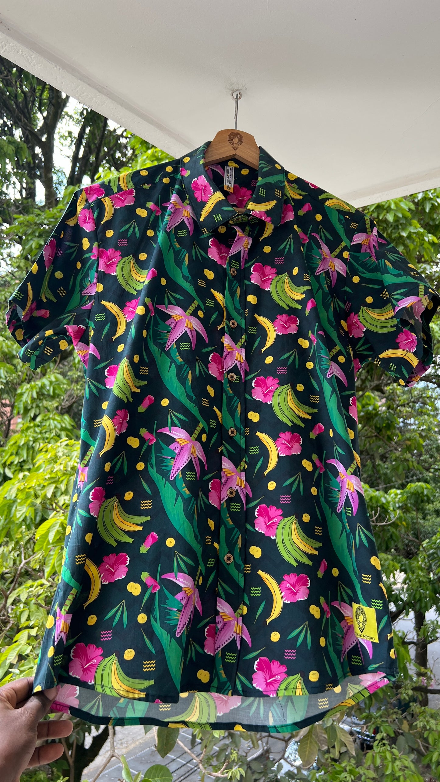 Camisa  Premiun ALGODÓN cuello inglés- La tajá – diseño étnico colombiano Visaje Negro