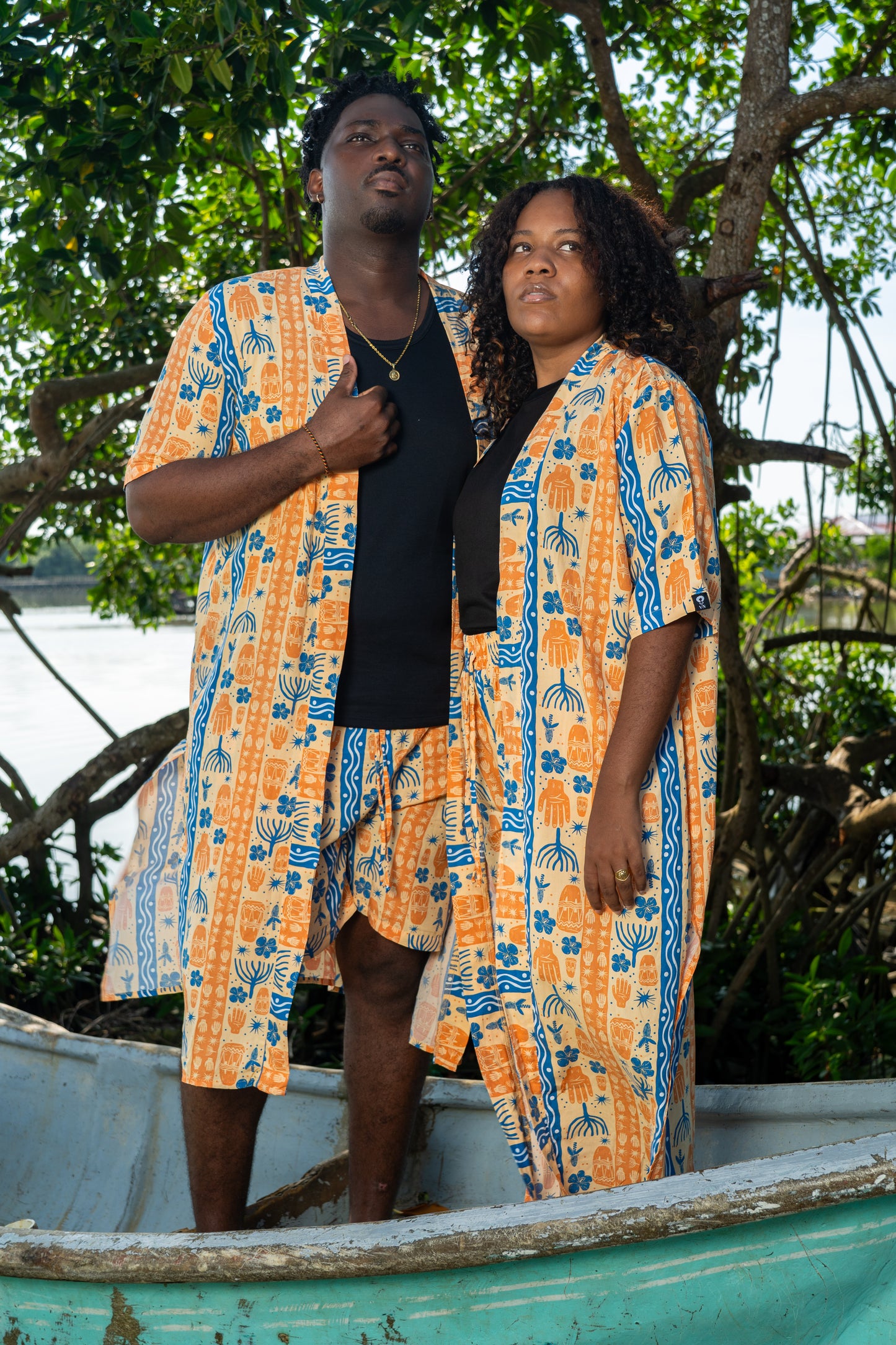 Kimono largo sin género estampado BULLA Y PESCA – 100% viscosa fresca | Visaje Negro – diseño étnico colombiano Visaje Negro