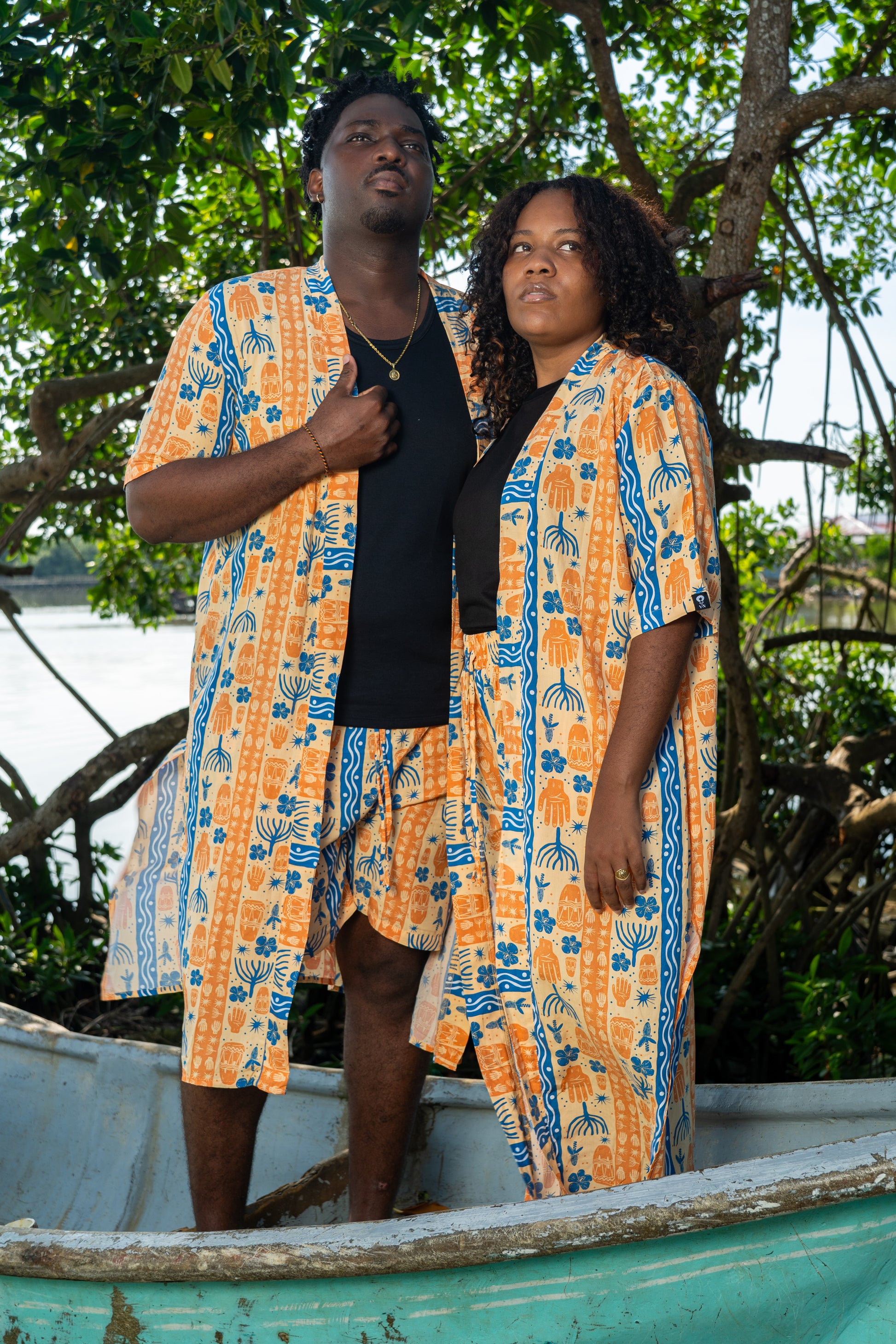 Kimono largo sin género estampado BULLA Y PESCA – 100% viscosa fresca | Visaje Negro – diseño étnico colombiano Visaje Negro