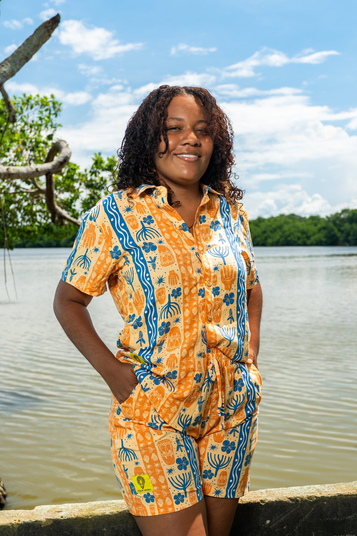Camisa Bulla y Pesca-Cuello Inglés- Ropa Afrocolombiana – diseño étnico colombiano Visaje Negro