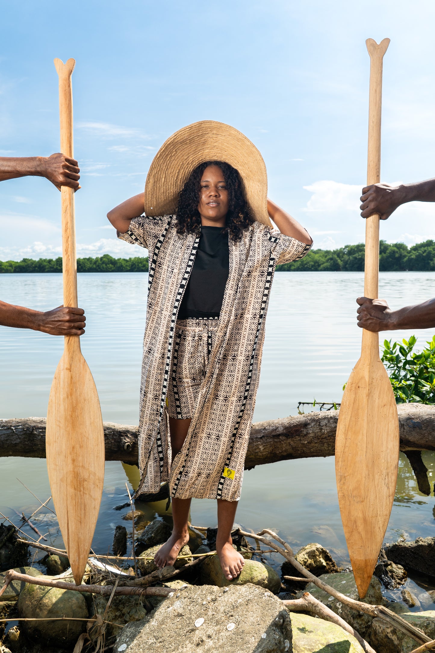 Kimono largo sin género estampado BARCAZA – 100% viscosa fresca | Visaje Negro – diseño étnico colombiano Visaje Negro