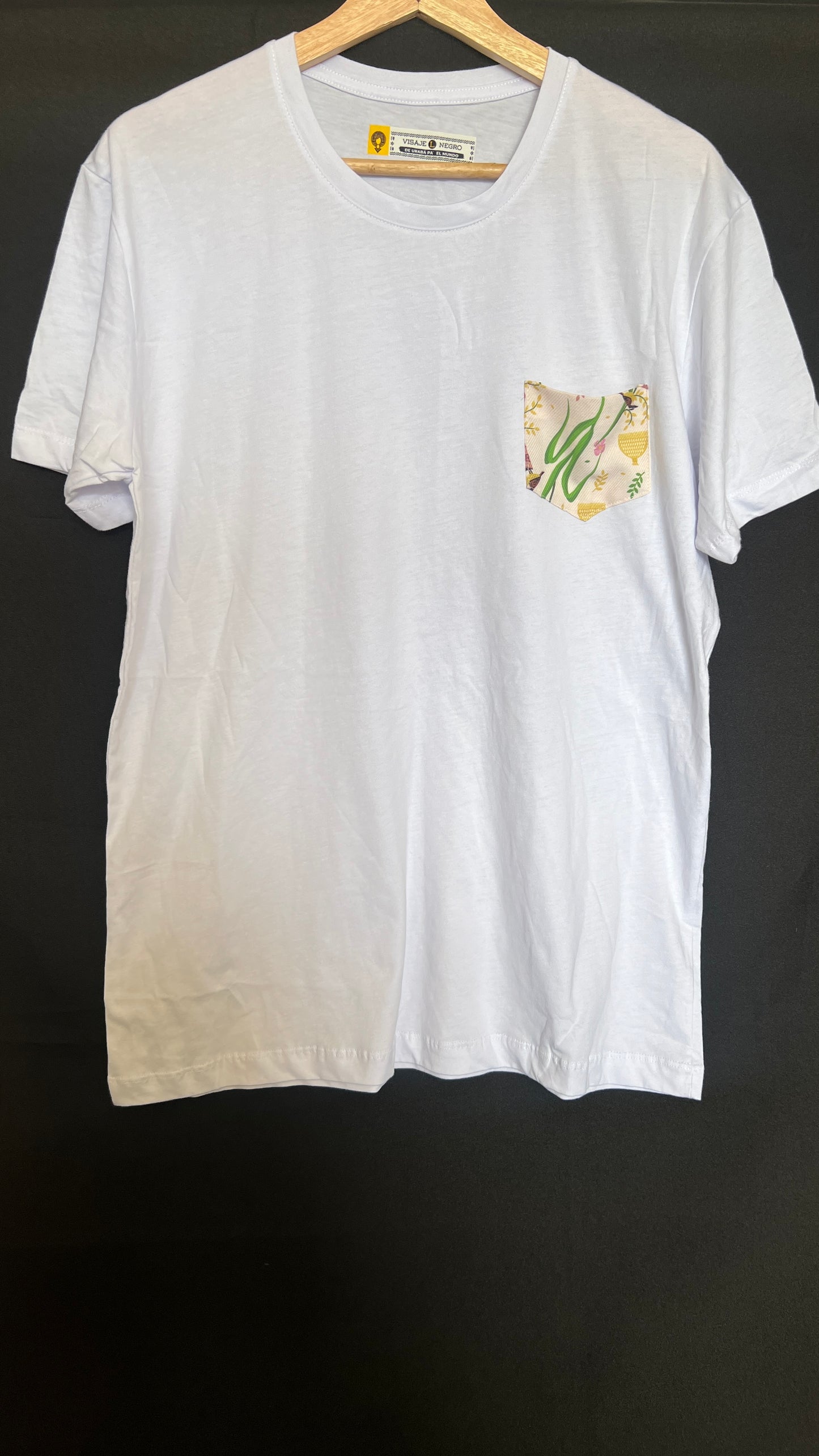 Camiseta blanca  talla l bolsillo diseño pilón pequeño