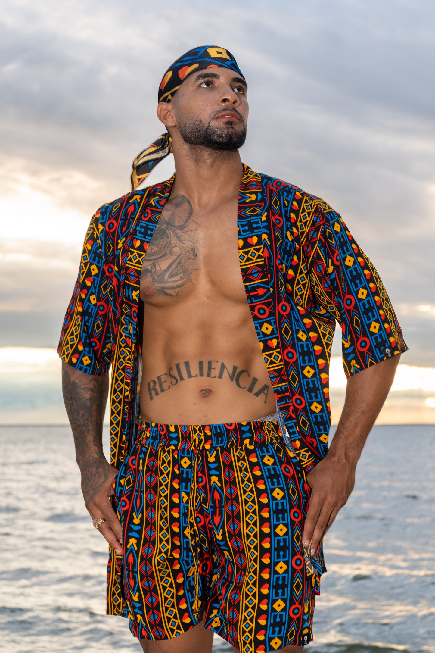 Kimono corto sin género estampado El Alba – 100% viscosa fresca | Visaje Negro – diseño étnico colombiano Visaje Negro