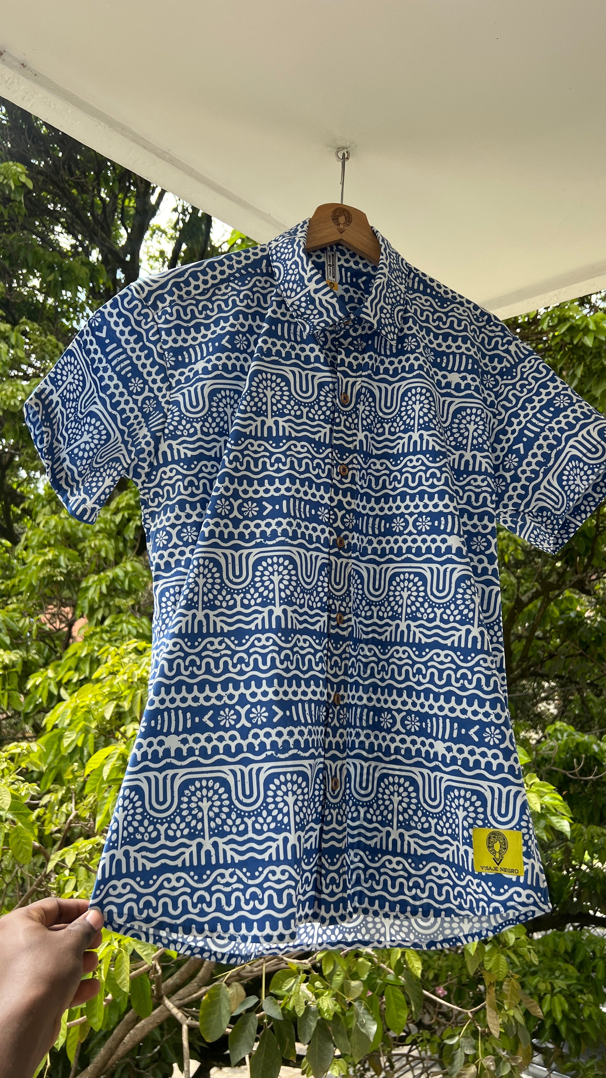 Camisa Premiun ALGODÓN cuello inglés-Rio Suriquí – diseño étnico colombiano Visaje Negro