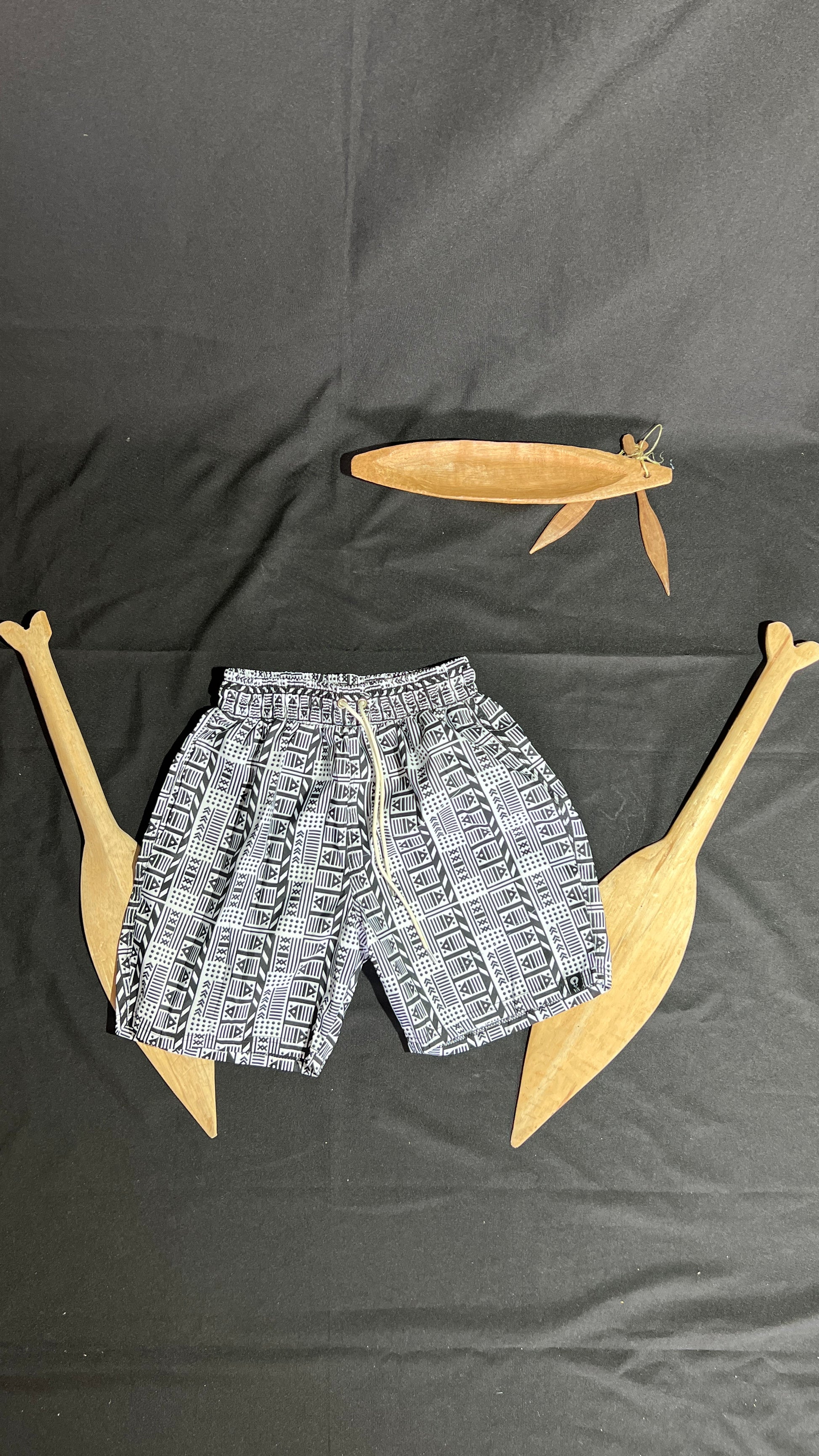 Pantaloneta de baño- vaivén de peces B/N – diseño étnico colombiano Visaje Negro