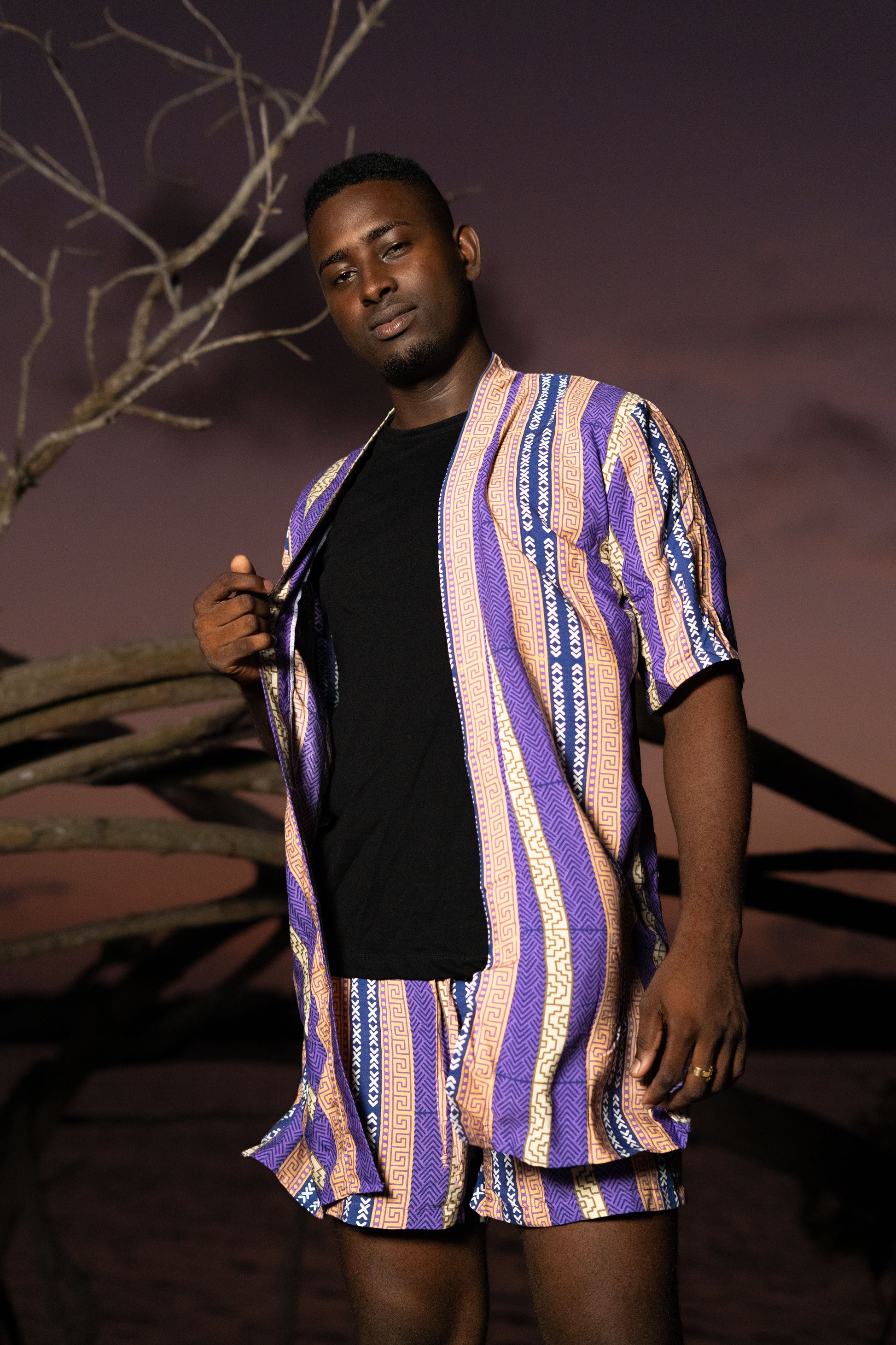 Kimono corto sin género estampado Tierra viva– 100% viscosa fresca | Visaje Negro – diseño étnico colombiano Visaje Negro